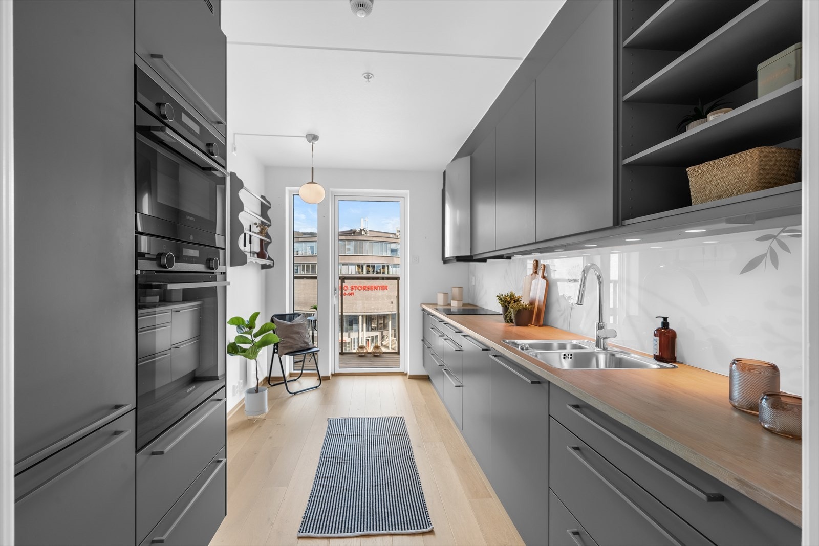 Kjøkkenet er stilrent og har god skap- og benkeplass. De moderne, glatte fronter og den slitesterke laminatbenkeplaten med nedfelt vaskekum gir et praktisk og enkelt uttrykk. Galleribilde