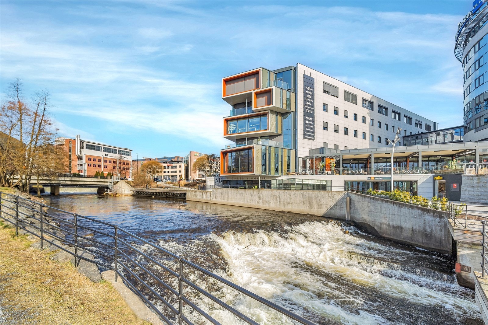Torgbygget i Nydalen, senteret som åpnet i 2016, har servicetilbud som både vinmonopol, matvarebutikk, restauranter/cafeer, baker, apotek, blomsterbutikk, barberer og eiendomsmegling. Galleribilde