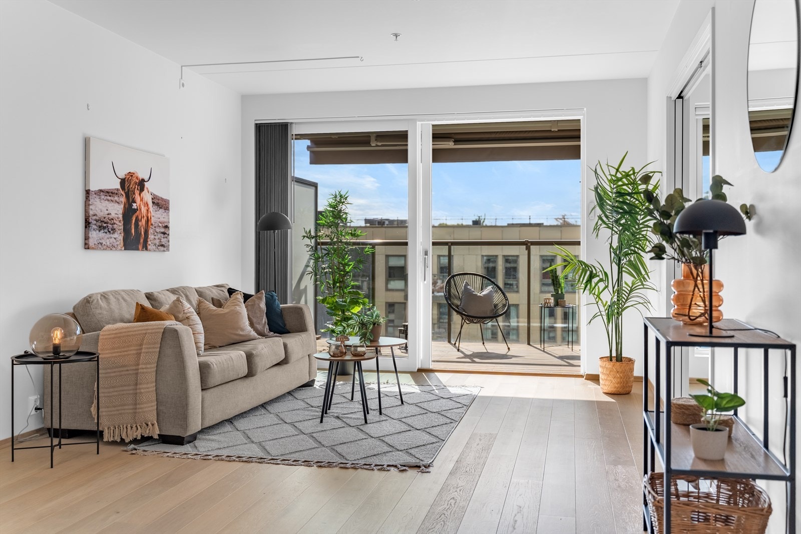 Planløsningen åpner opp for flere møbleringsmuligheter med god plass til sofagruppe, TV-møbler og spisebord med tilhørende stoler. Galleribilde