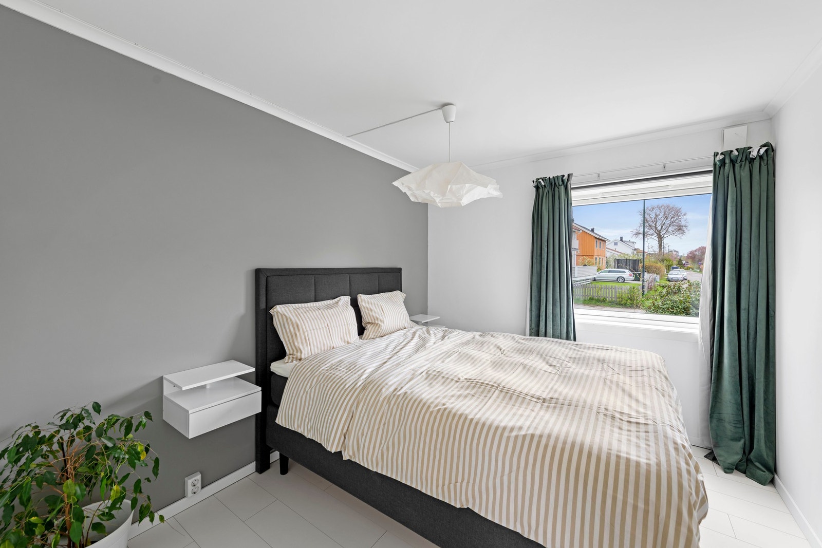 Leiligheten har et stort og fint soverom med hvit, enstavs laminatgulv. Veggene er malt i hvitt og grått. Rommet har plass til dobbeltseng, skrivebord og klesskap. Galleribilde