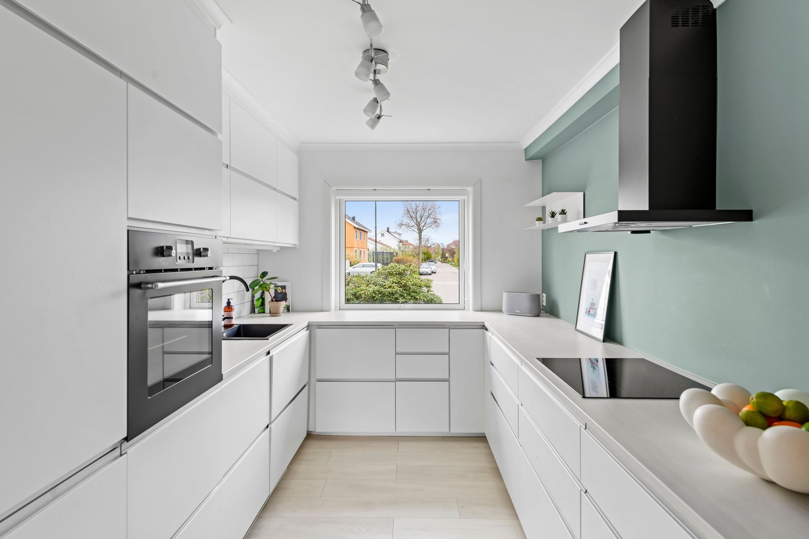 Dette er en smakfull og påkostet 2-roms leilighet over to plan beliggende i første etasje i flermannsbolig. Galleribilde