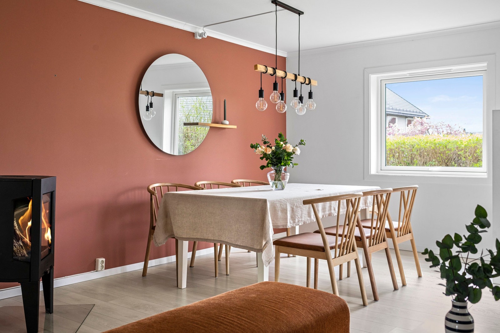 Stuen har flere vinduer som slipper inn godt med dagslys, og det er dør ut til en stor terrasse hvor man kan nyte solen. Galleribilde