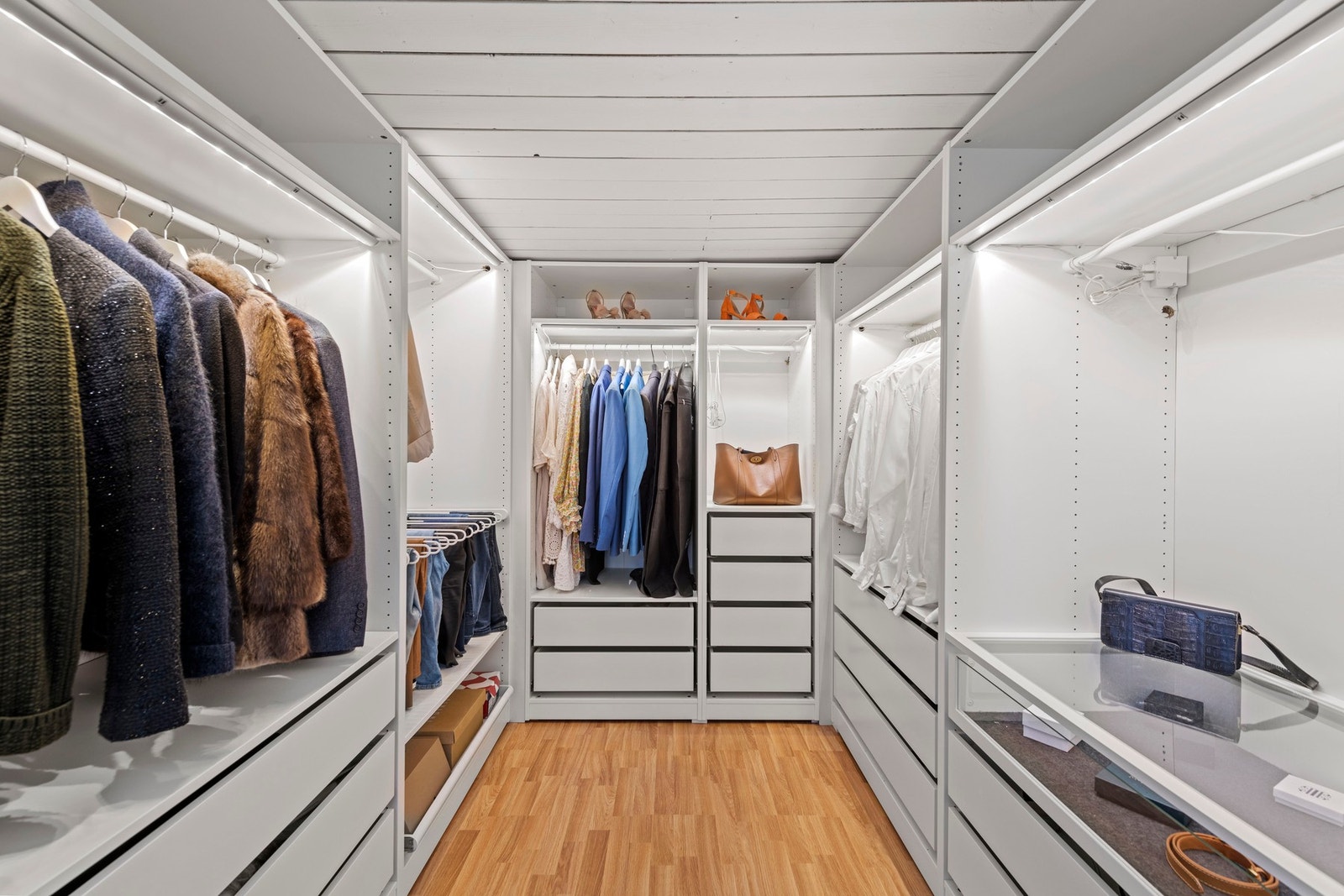 Fra stuen er det trapp ned til en innredet kjeller med trestavs laminatgulv, et herlig walk-in closet og et innredet rom. Galleribilde