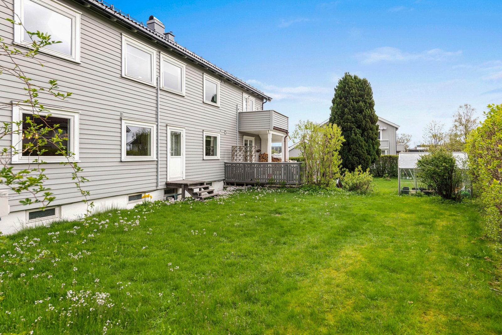 Leiligheten ligger i et populært og etablert boligområde på Træleborg i Tønsberg kommune, like utenfor Tønsberg sentrum. Galleribilde