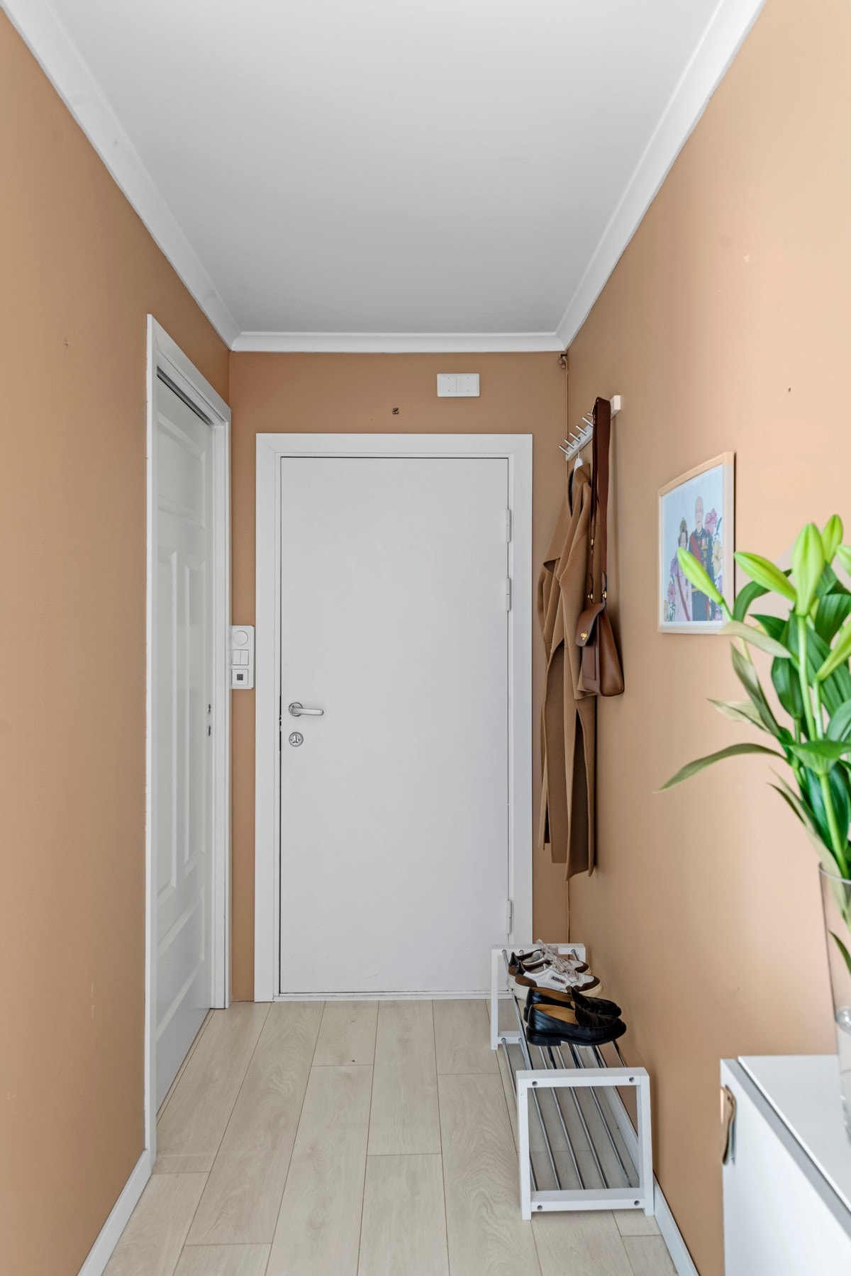 Leiligheten har inngang fra felles trappegang. Inn i leiligheten ønskes du velkommen til en fin entré som gir et godt førsteinntrykk. Her er det god plass for å henge fra seg yttertøy. Galleribilde