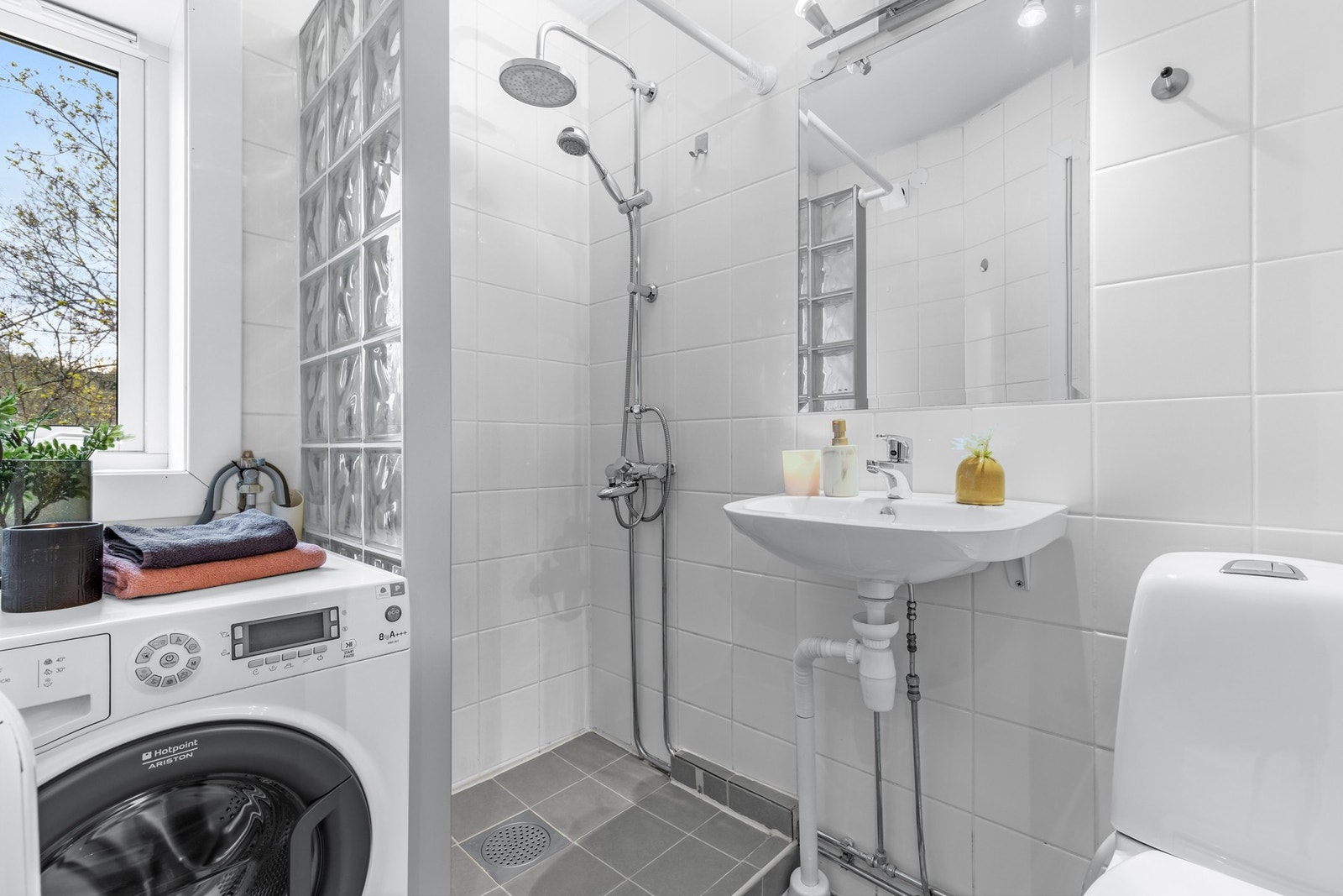 Badet er flislagt og har et definert dusjområde med hevet gulv i dusjsonen. Galleribilde
