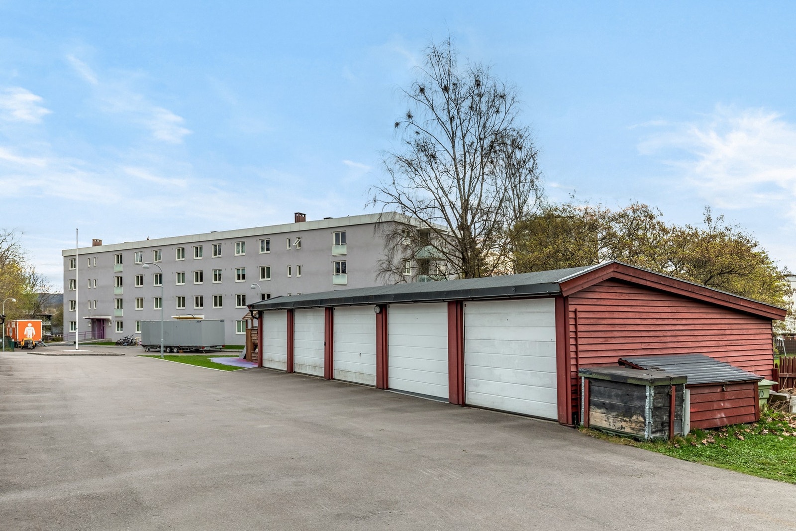 Garasjeplassen er målt til ca. 16 m² og er utstyrt med leddet garasjeport med motorisert portåpner. Galleribilde
