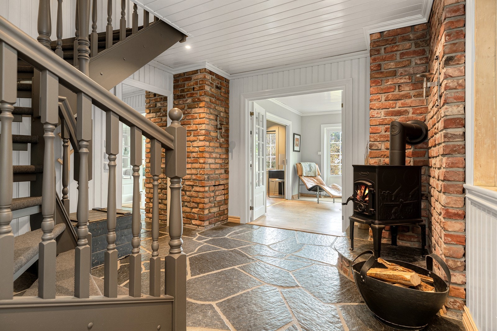 Flott hall med peis Galleribilde