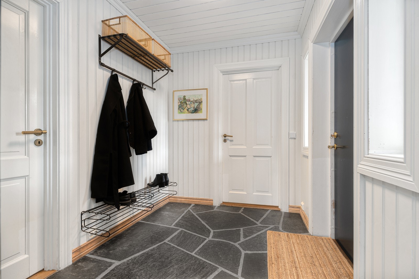Entré med god plass til oppheng av yttertøy og sko. Galleribilde
