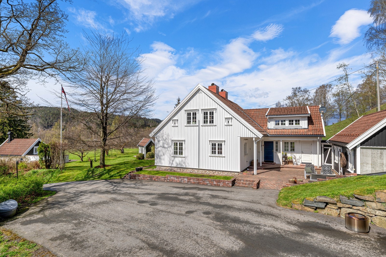 Fasade og innkjørsel Galleribilde