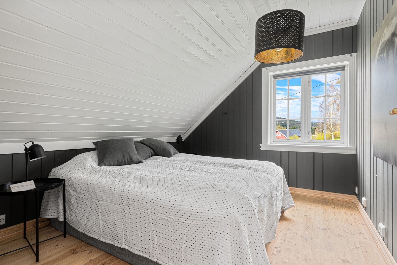 Boligens hovedsoverom er av god størrelse med god plass til dobbeltseng og tilhørende møblement. Galleribilde