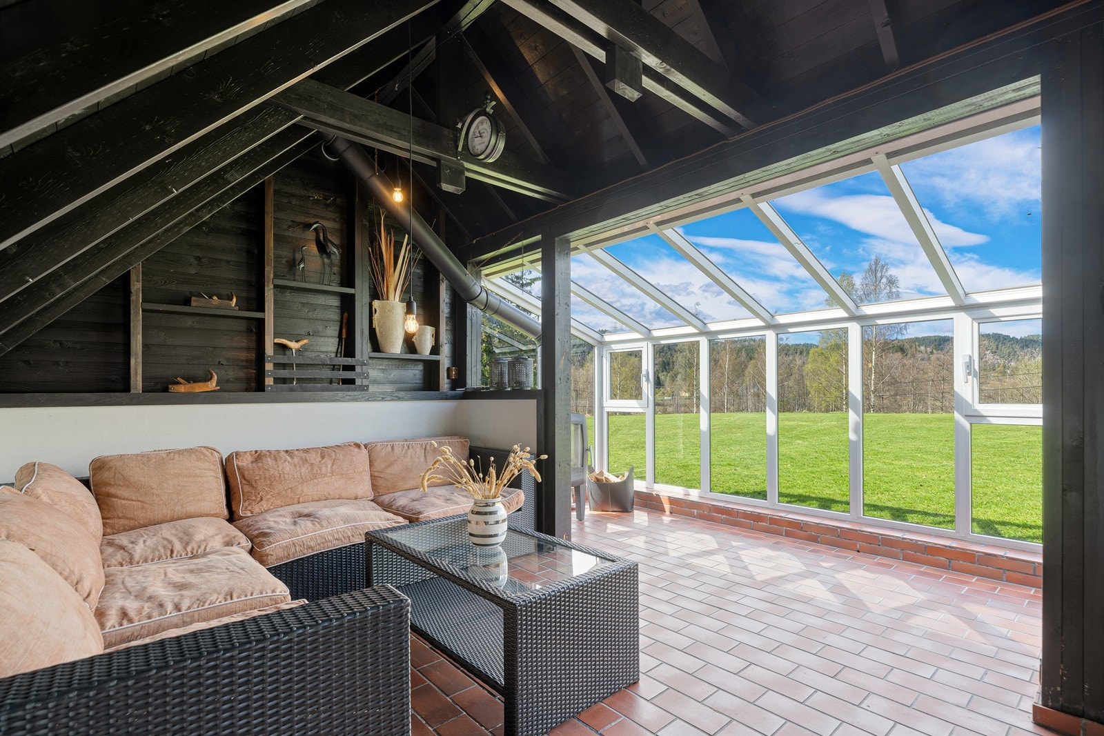 Sommerstue med god plass til sofagruppe og annet ønskelig møblement. Galleribilde