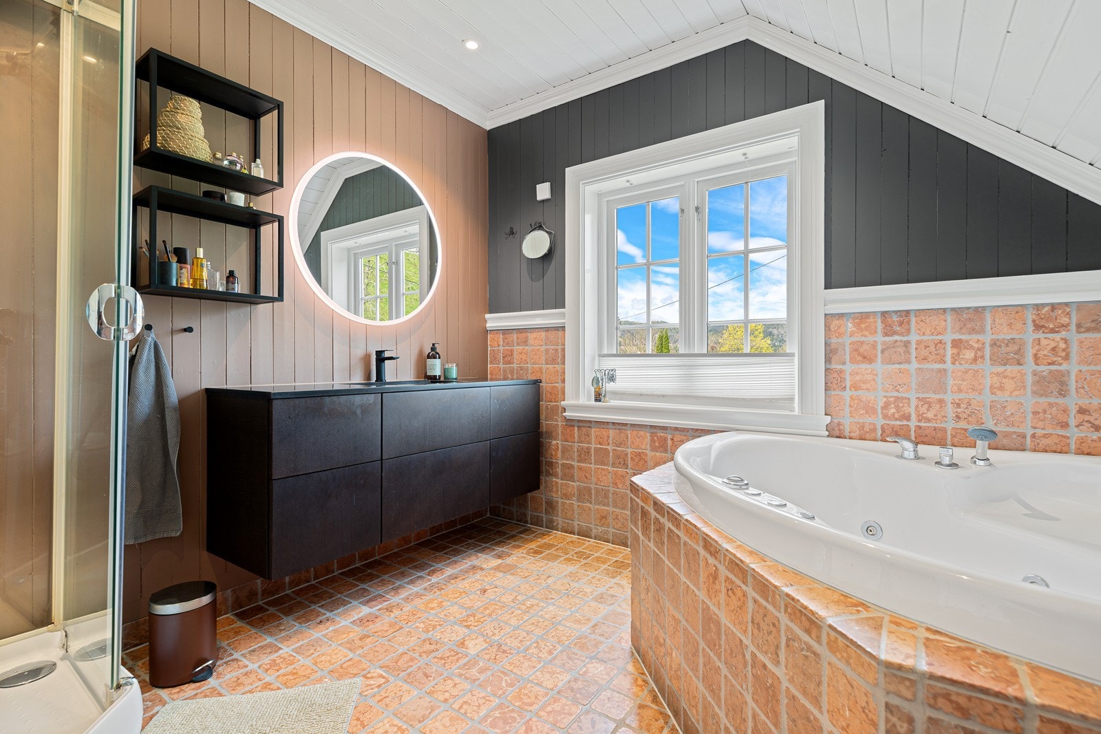 Lekkert baderom i gjennomgående utførelse. Galleribilde