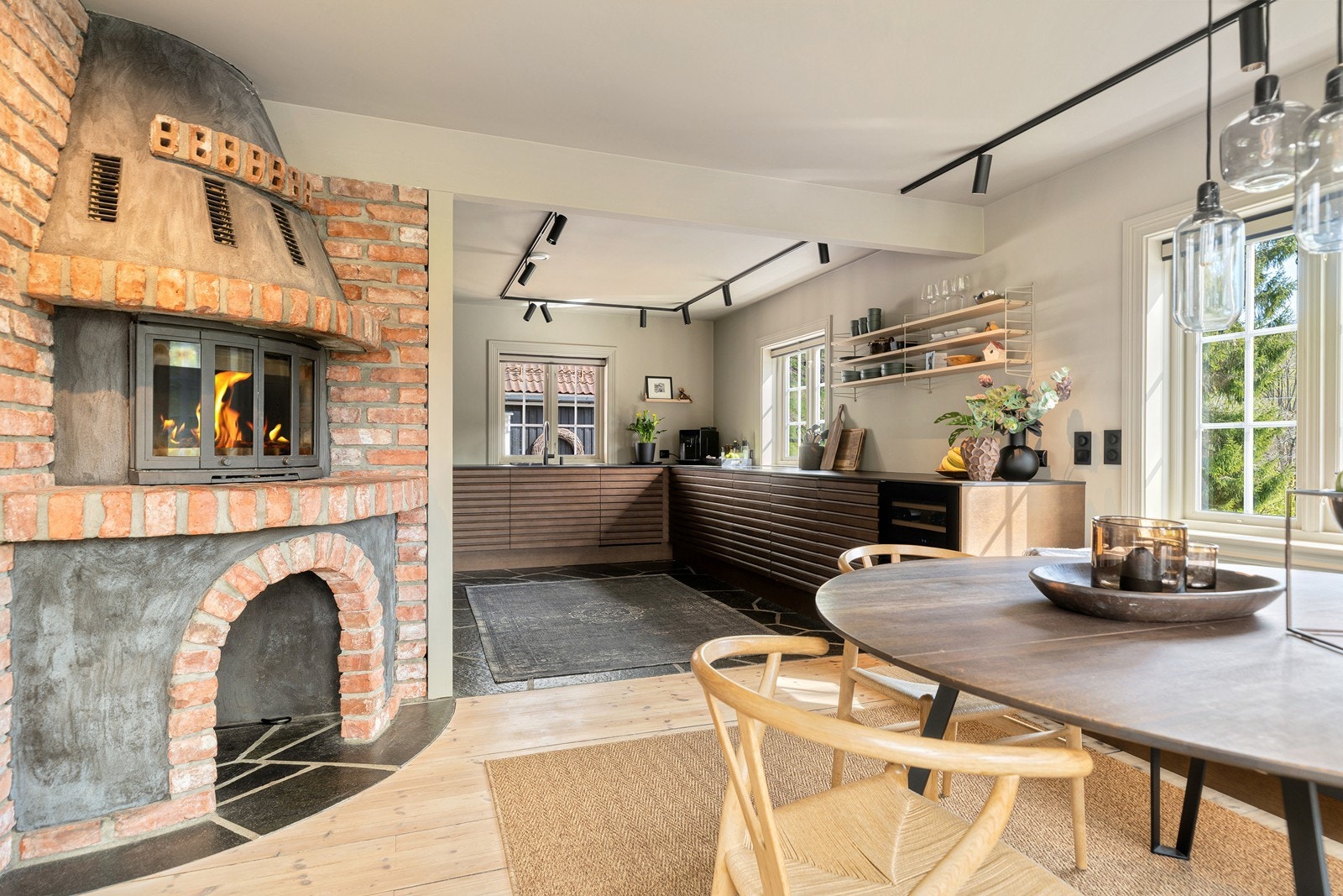 Flott innmurt peis som varmer godt på kalde vinterdager. Galleribilde