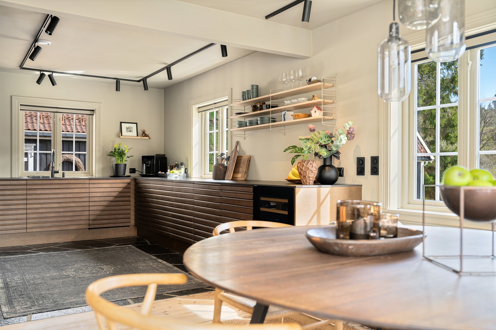 Kjøkkenet består av eksklusiv innredning av heltre med Dekton keramikk benkeplate. Galleribilde