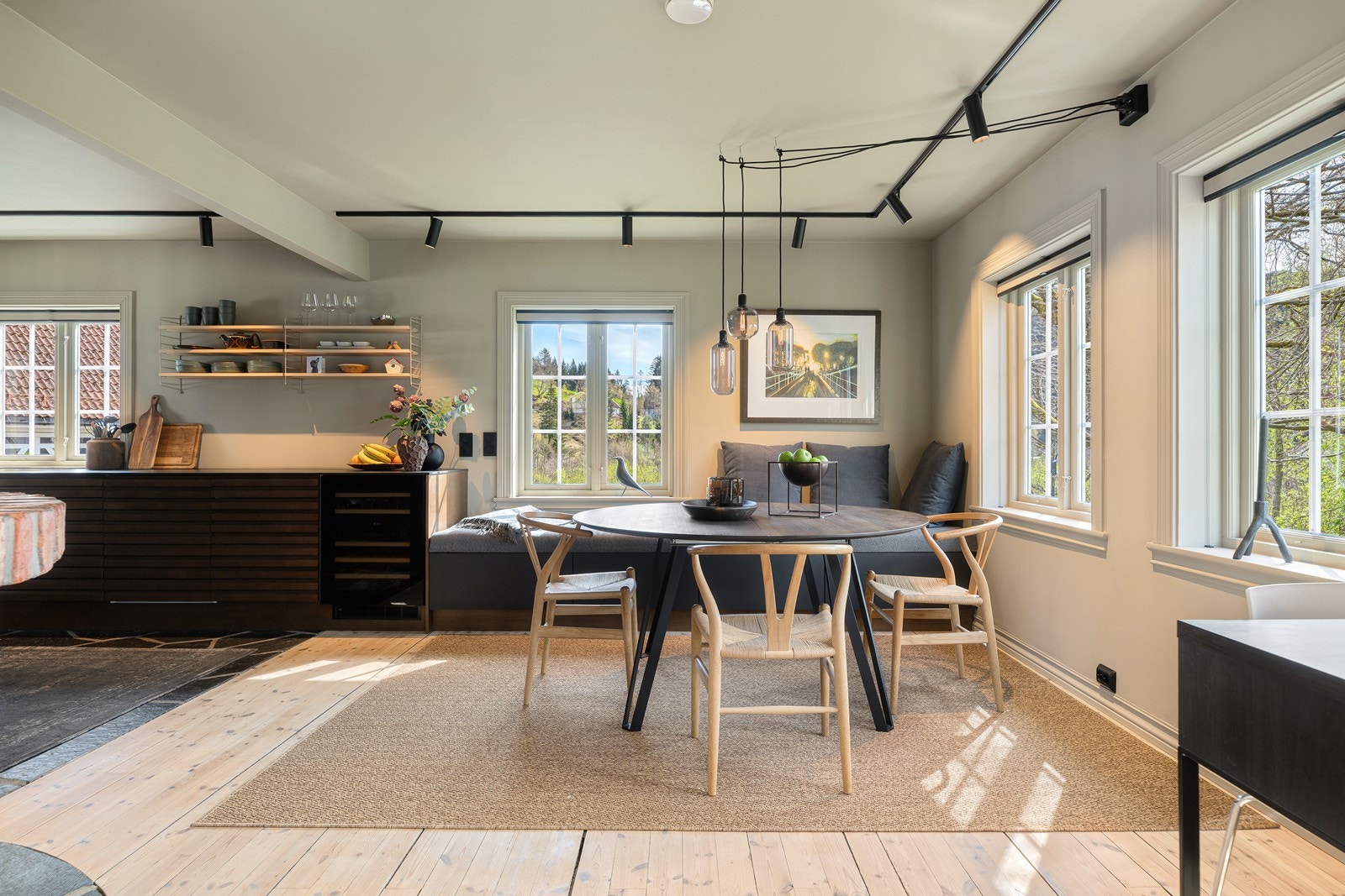 På kjøkkenet er det plass til en romslig spisestue. Galleribilde