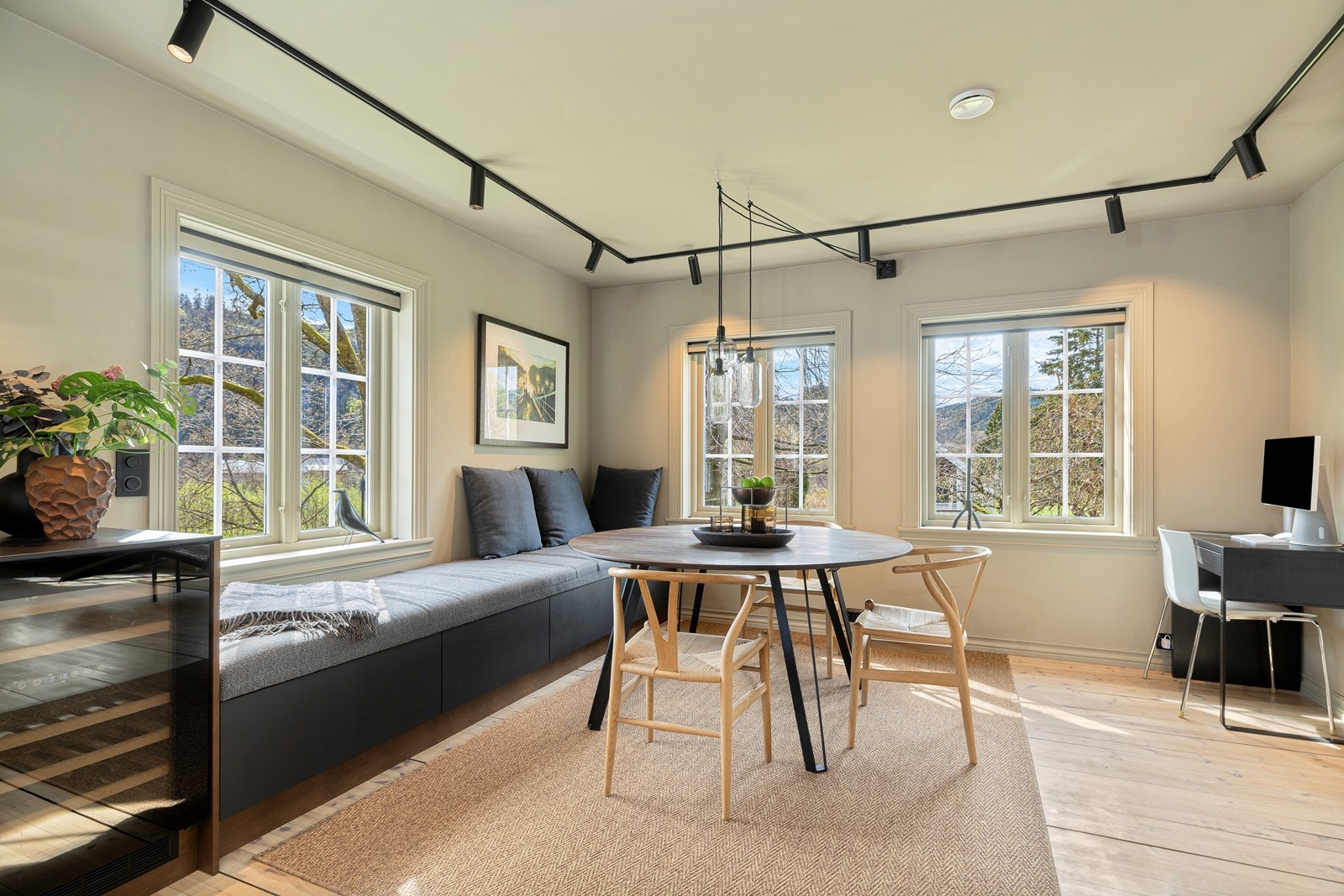 Flott snekkertilpasset benk på kjøkken Galleribilde