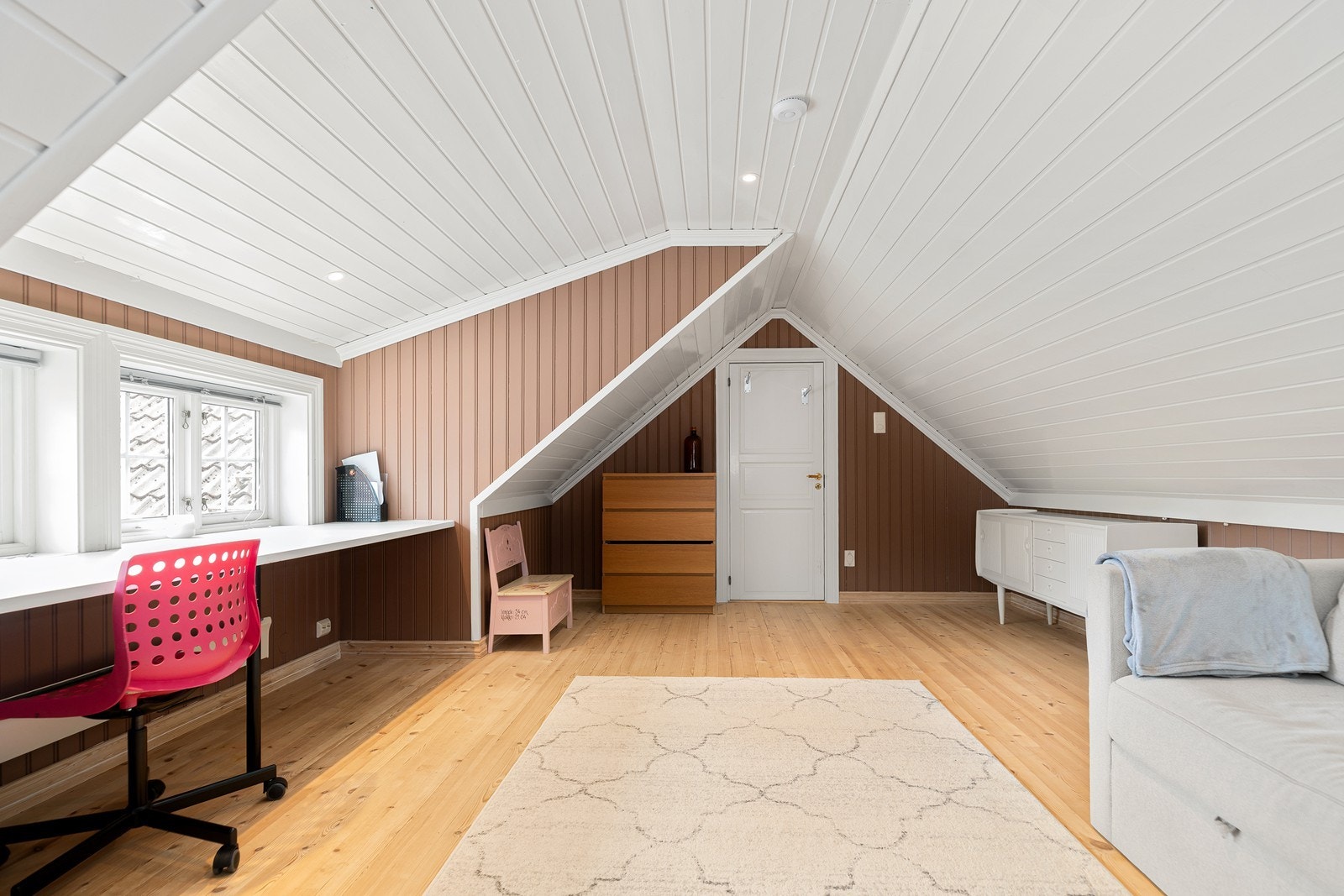 Flott loftstue med god plass til sofagruppe, seng og pult. Galleribilde