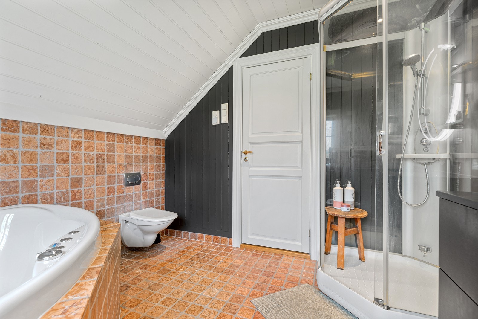 Baderommet består av baderomsinnredning, dusjkabinett, badekar og vegghengt toalett. Galleribilde