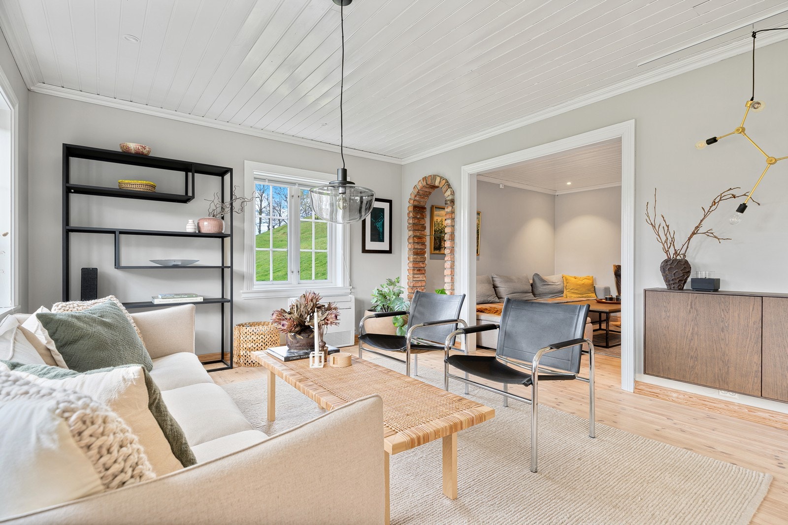 I stuen er det god plass til sofagrupper med tilhørende møblement. Galleribilde