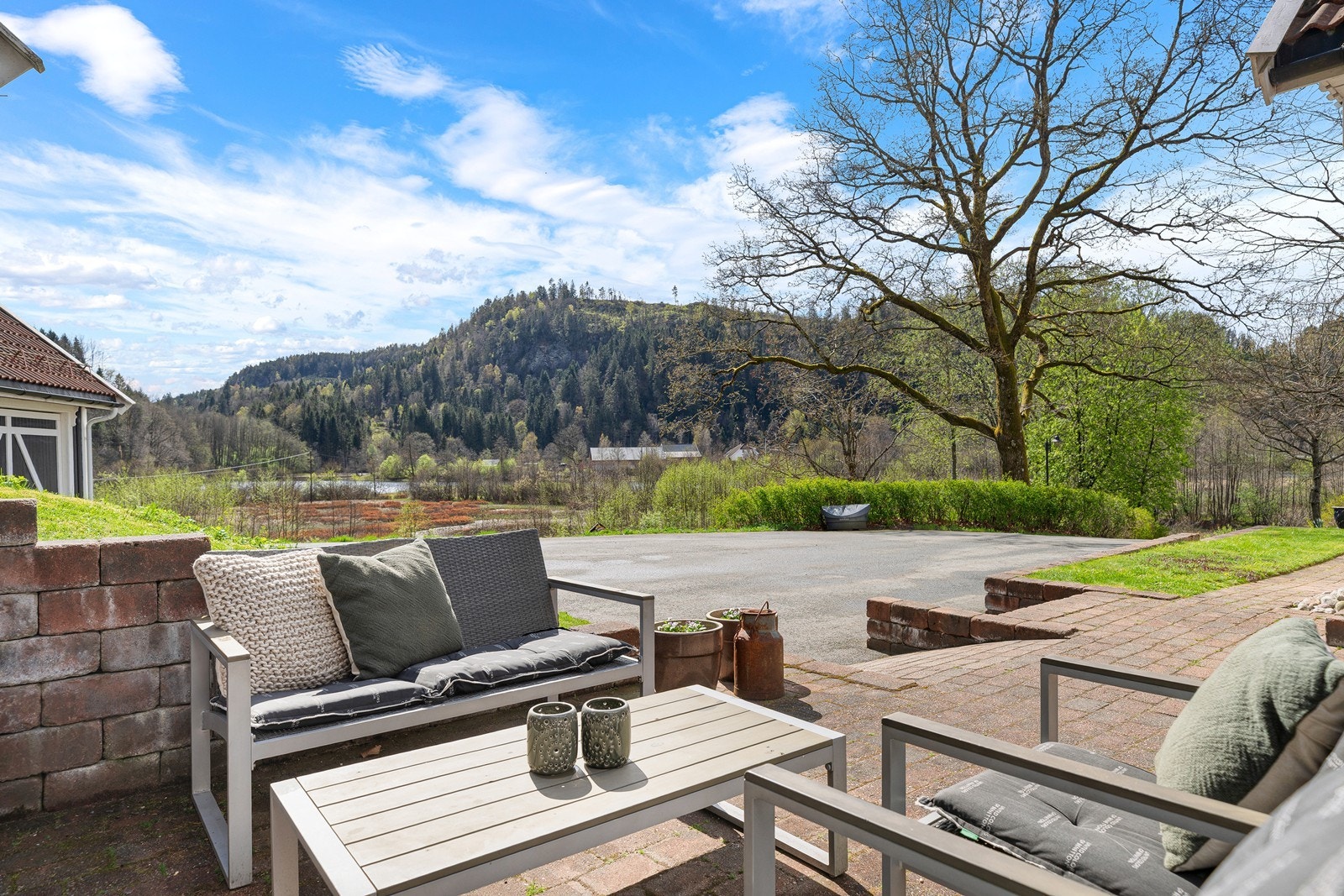 Nydelig og solrik uteplass med god plass til venner og familie. Galleribilde