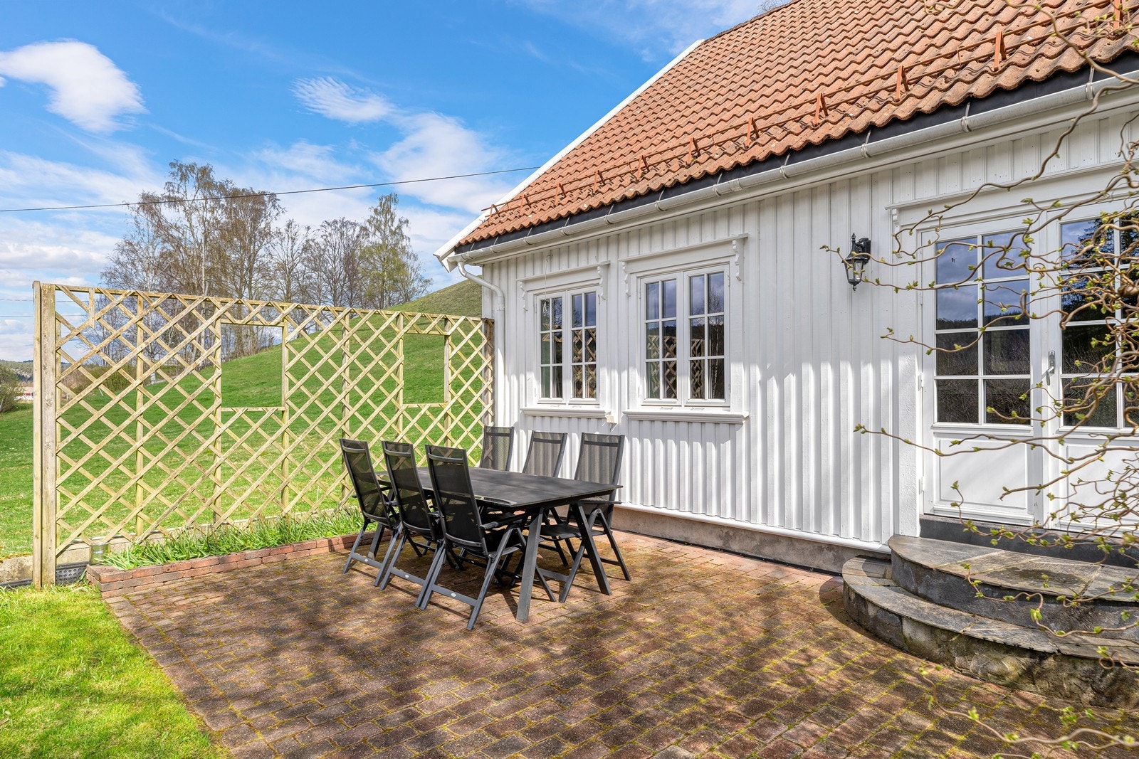 Eiendommen byr på flere sittesoner Galleribilde