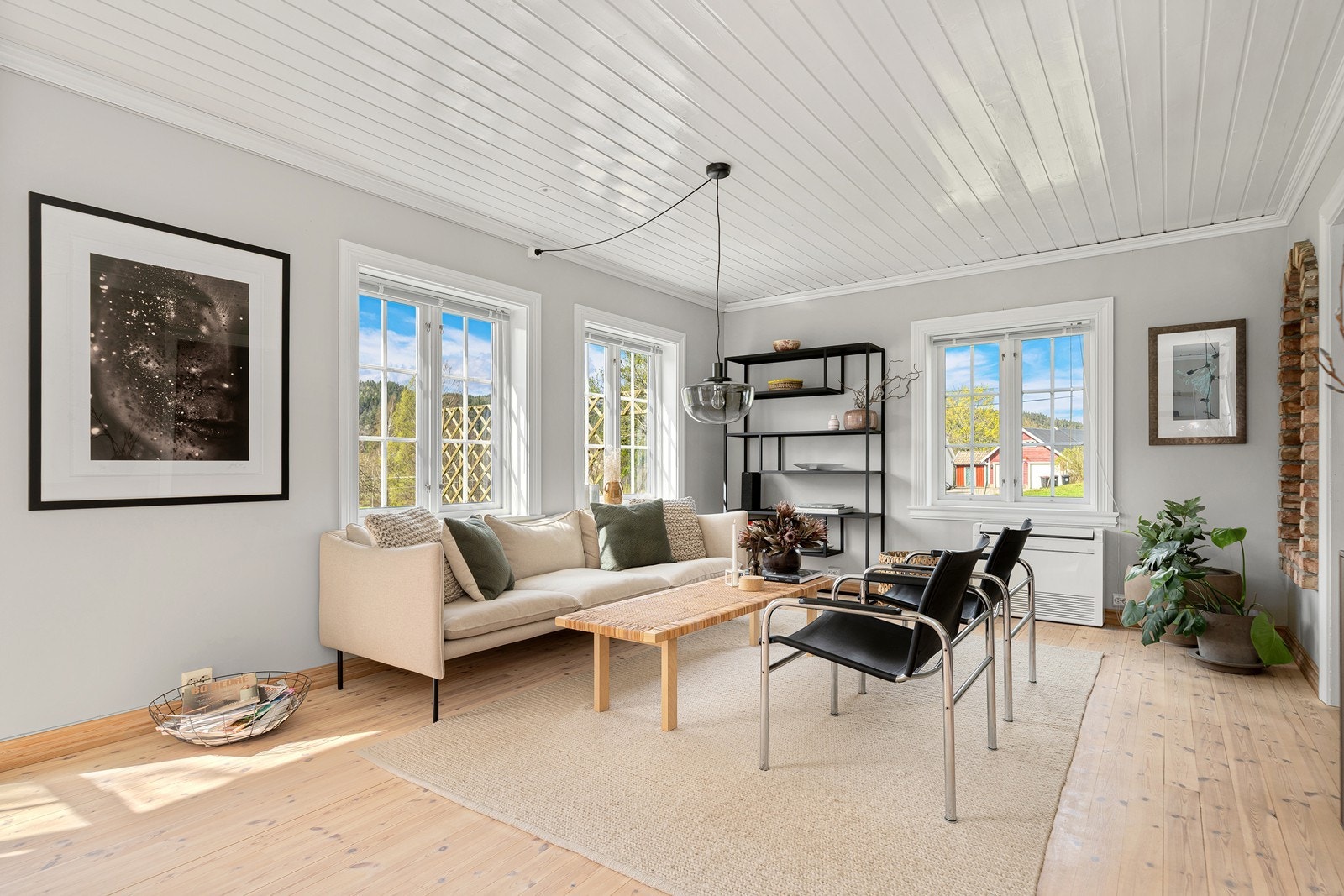 Lys og pen stue med store vindusflater som gir rikelig med lysinnslipp. Galleribilde