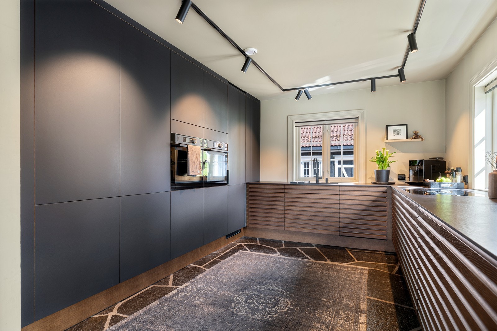 Lekkert og moderne kjøkken med god oppbevaring- og benkeplass. Galleribilde