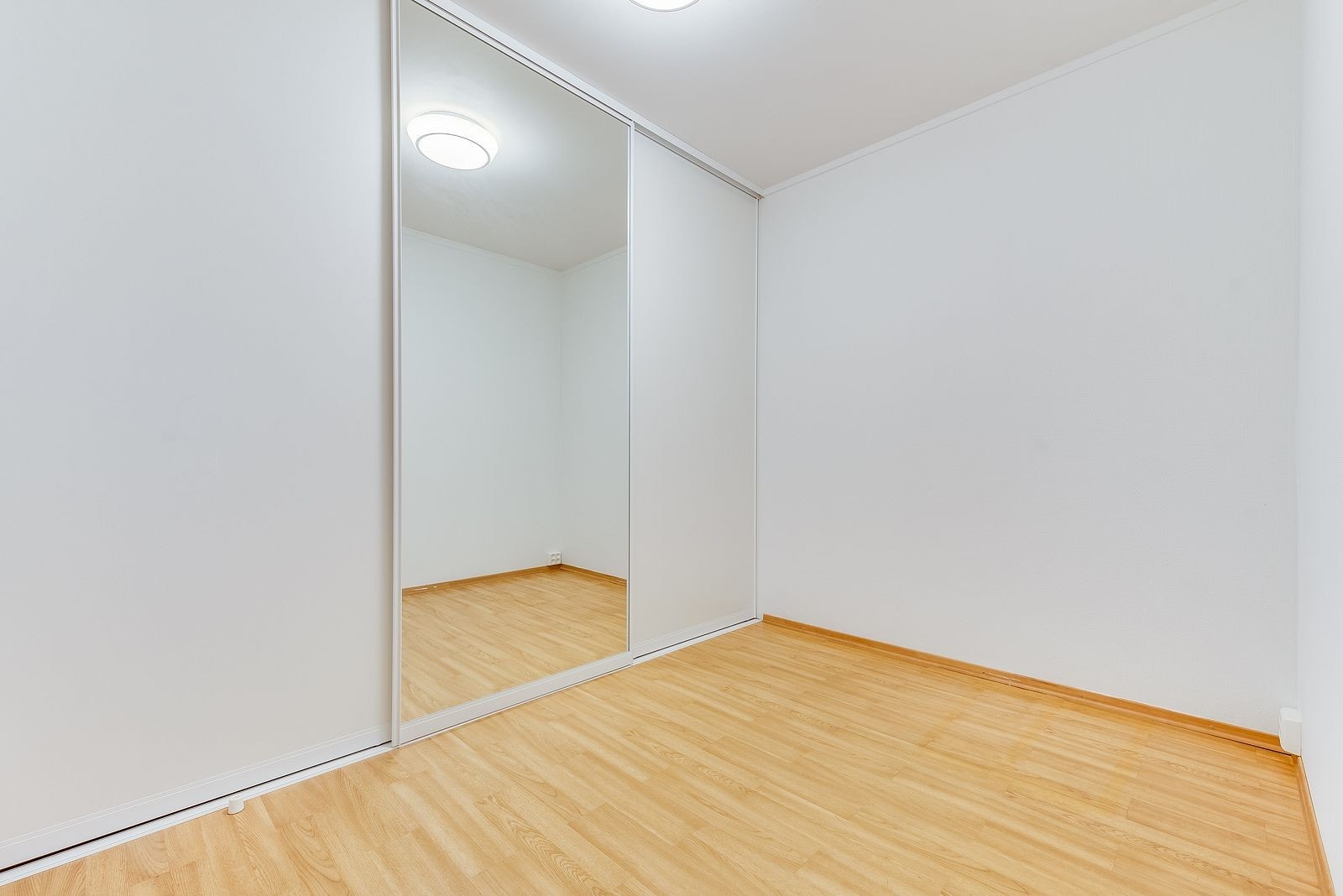 Romslig garderobe/alkove tilknyttet soverommet Galleribilde