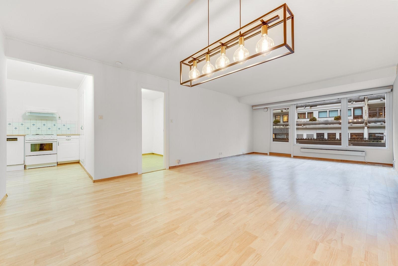 Stor og lys stue med utgang til balkong Galleribilde