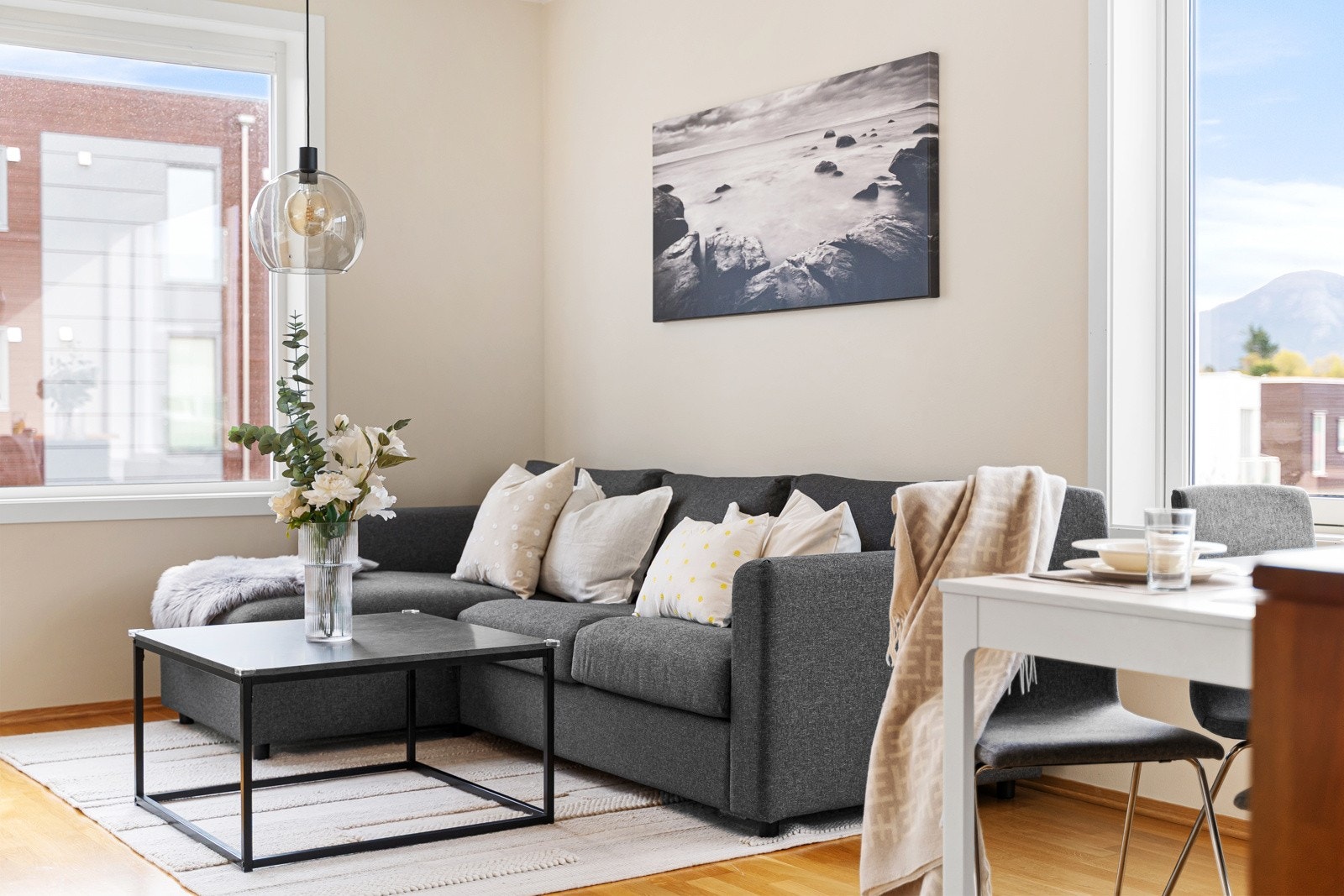 Overflatene er malt i en lun beigefarge som skaper en god atmosfære. Galleribilde