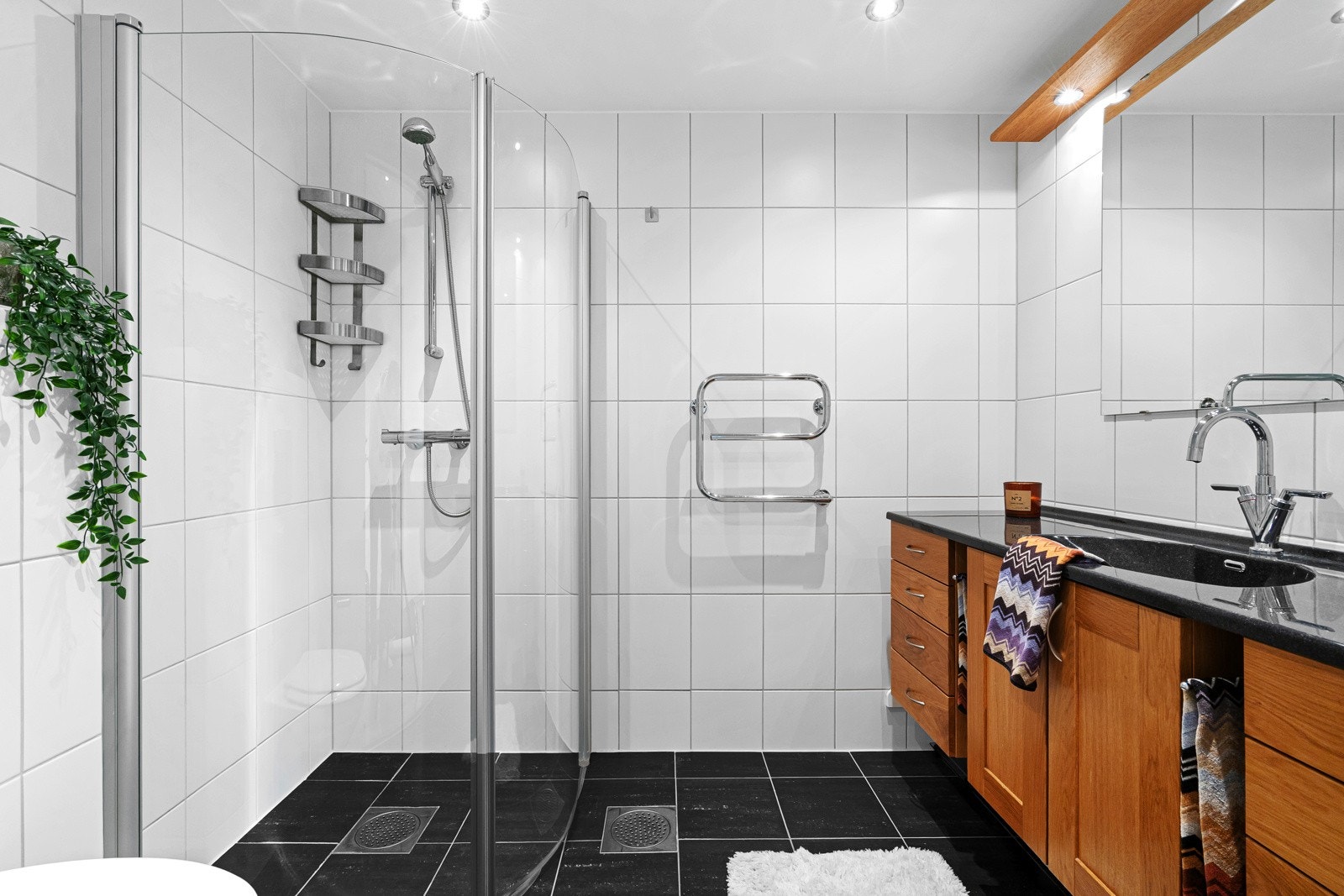 Badet har nytt blandebatteri og tidløst interiør i klassisk stil. Galleribilde