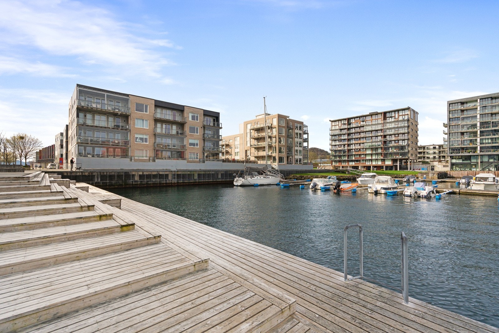 Her bor du i maritime omgivelser med sjøen rett på utsiden av døren. Galleribilde