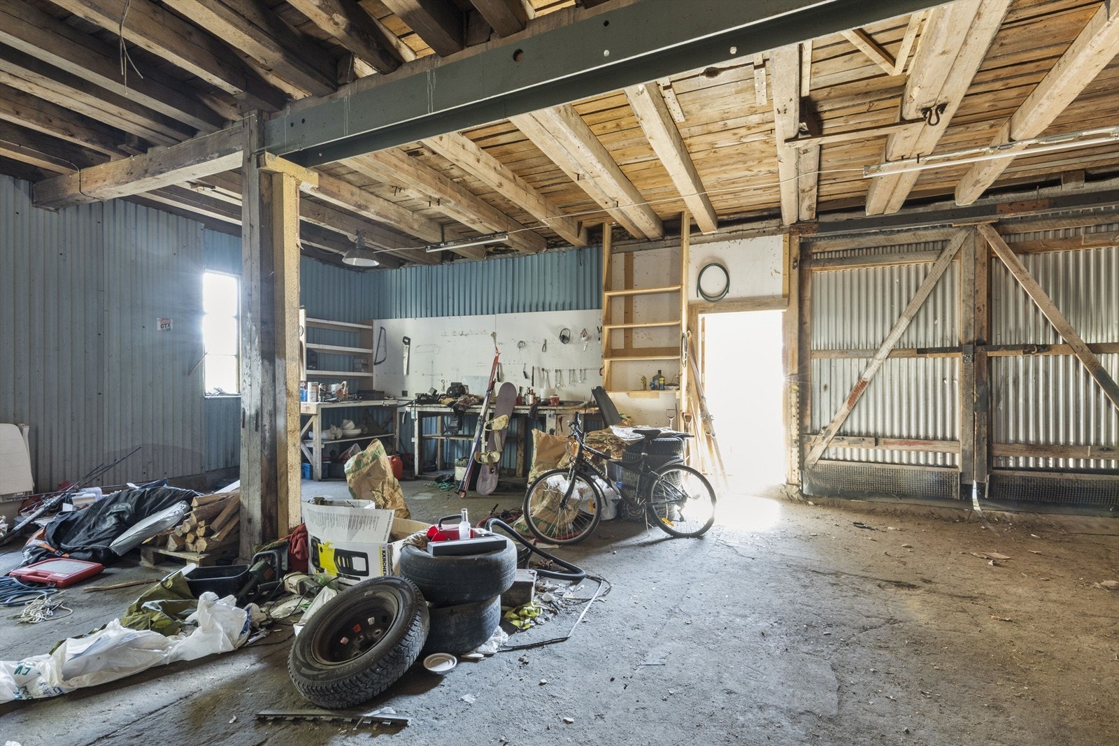 Verksted med store porter. Galleribilde