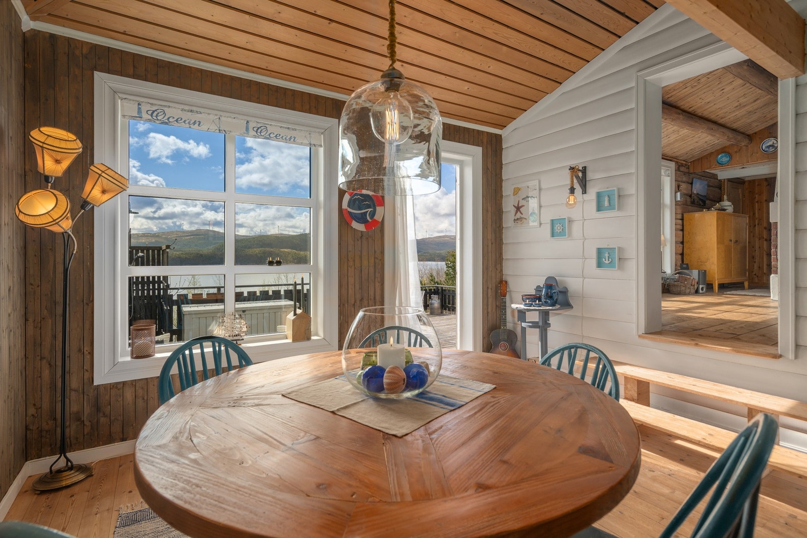 Fra spisestuen er det utgang til en stor terrasse Galleribilde