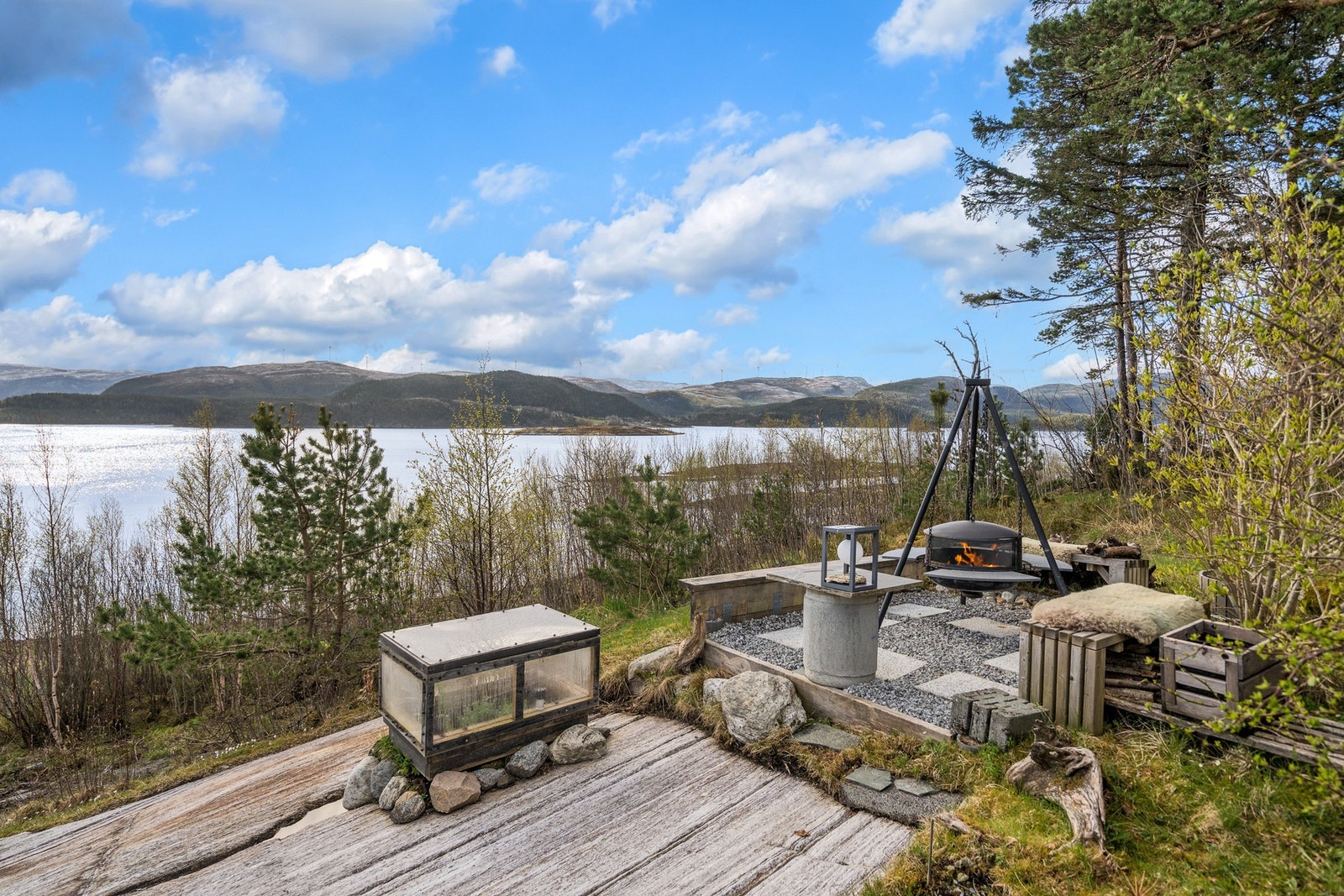 Opparbeidet sitteplass der bålpanna står Galleribilde