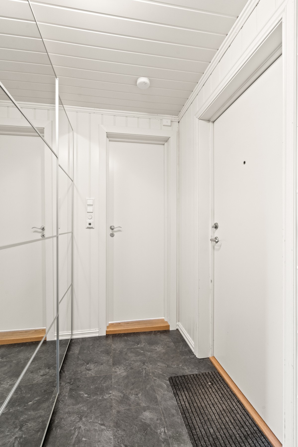 Entré med god garderobeløsning Galleribilde