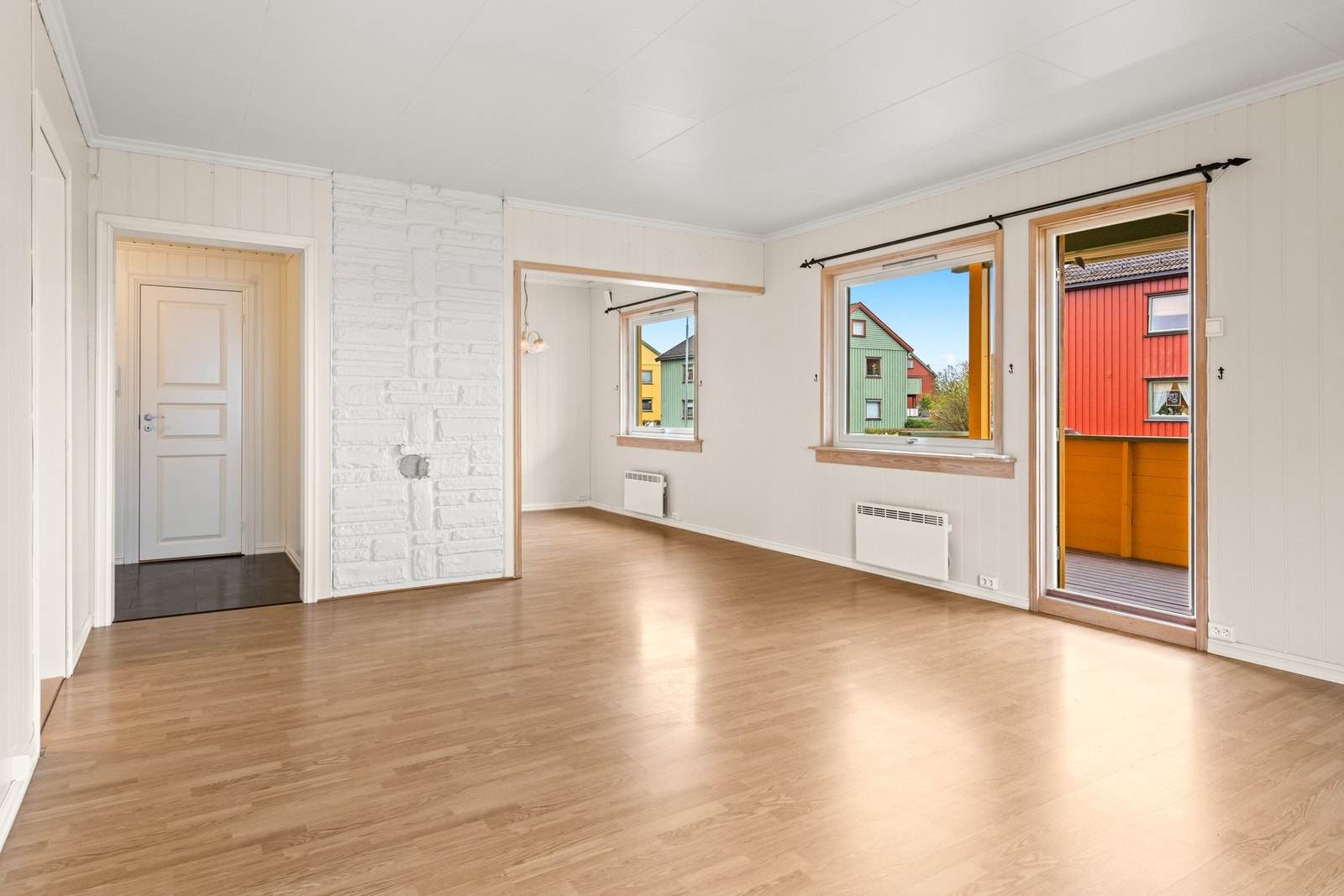 Stuen er ekstra romslig siden vegg mellom soverom 2 og stue er fjernet Galleribilde
