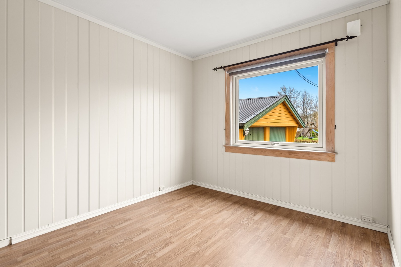 Soverom med god garderobeløsning Galleribilde