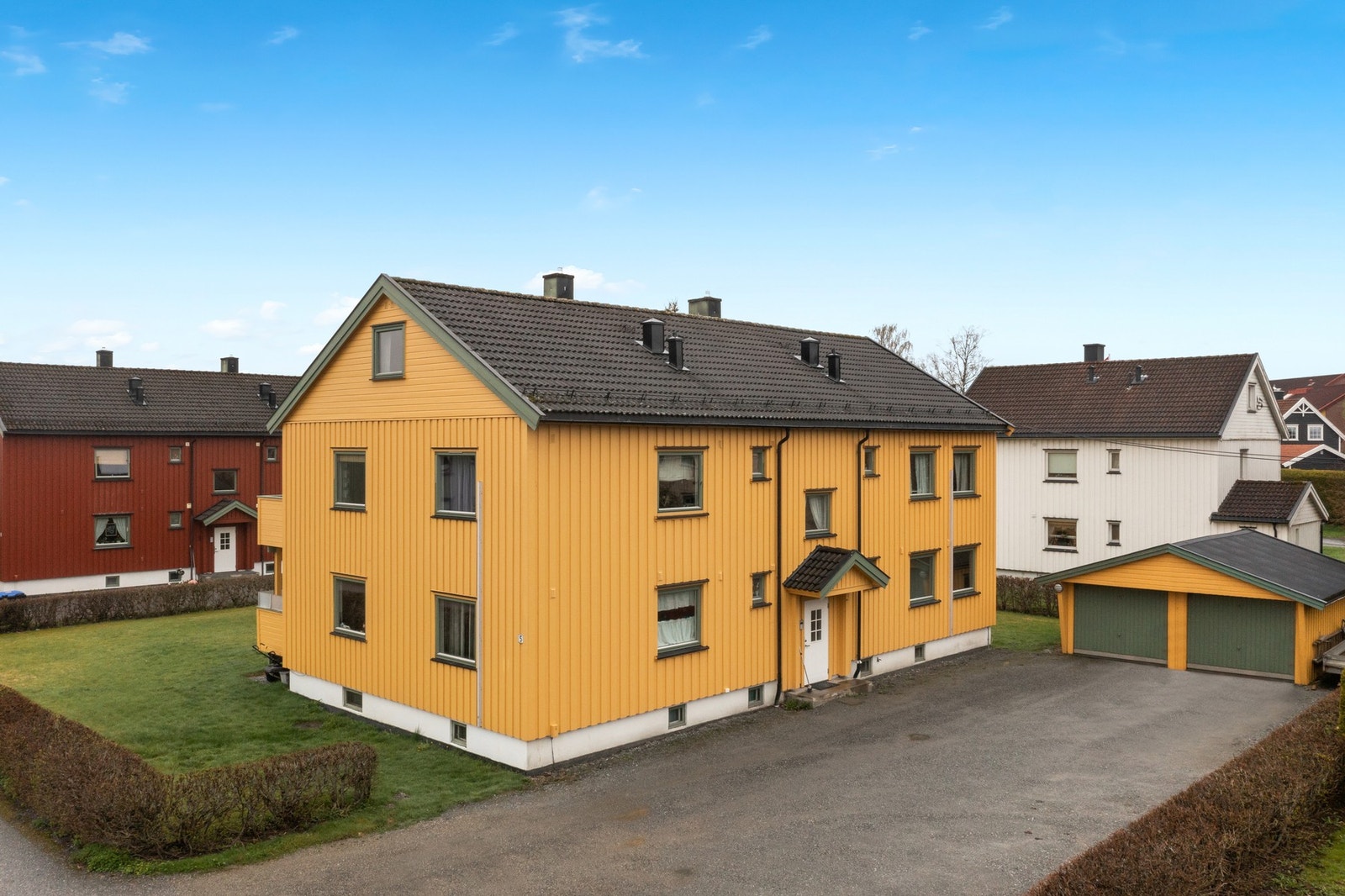 Inngangssiden av 4-mannsboligen.
Leiligheten ligger i 1.etg. - her vist til høyre i bildet. Galleribilde
