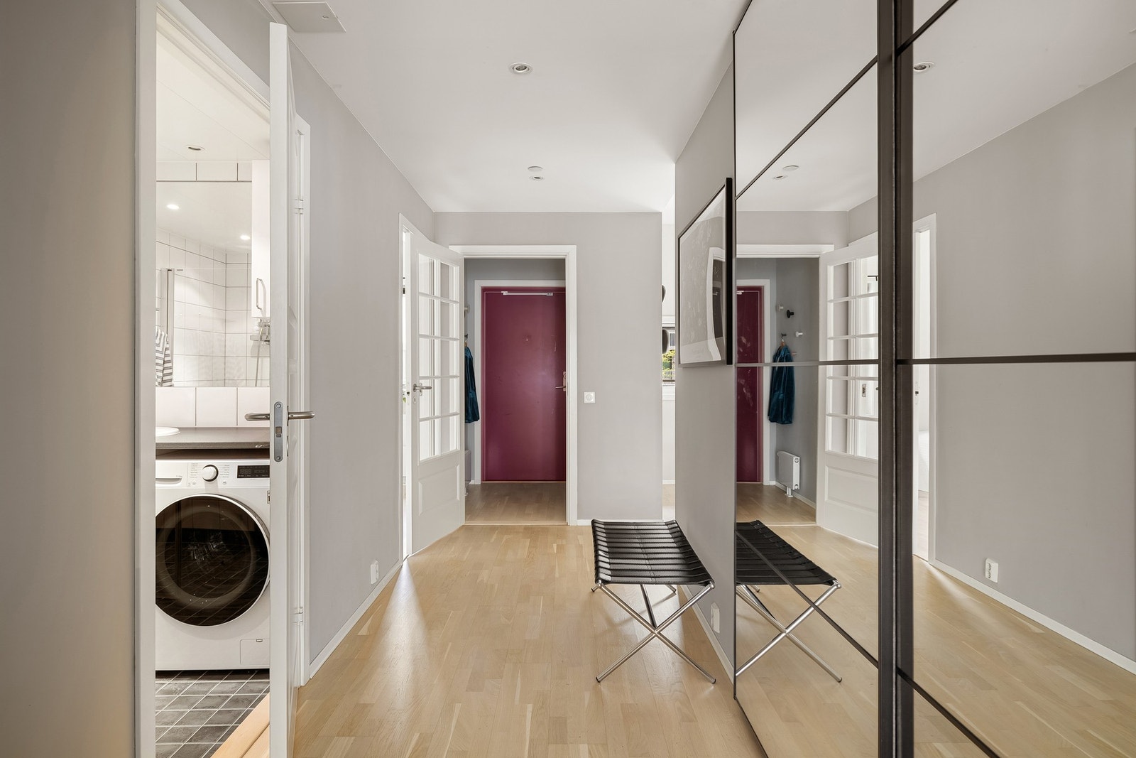 Stor skyvedørsgarderobe i gangen medfølger. Galleribilde