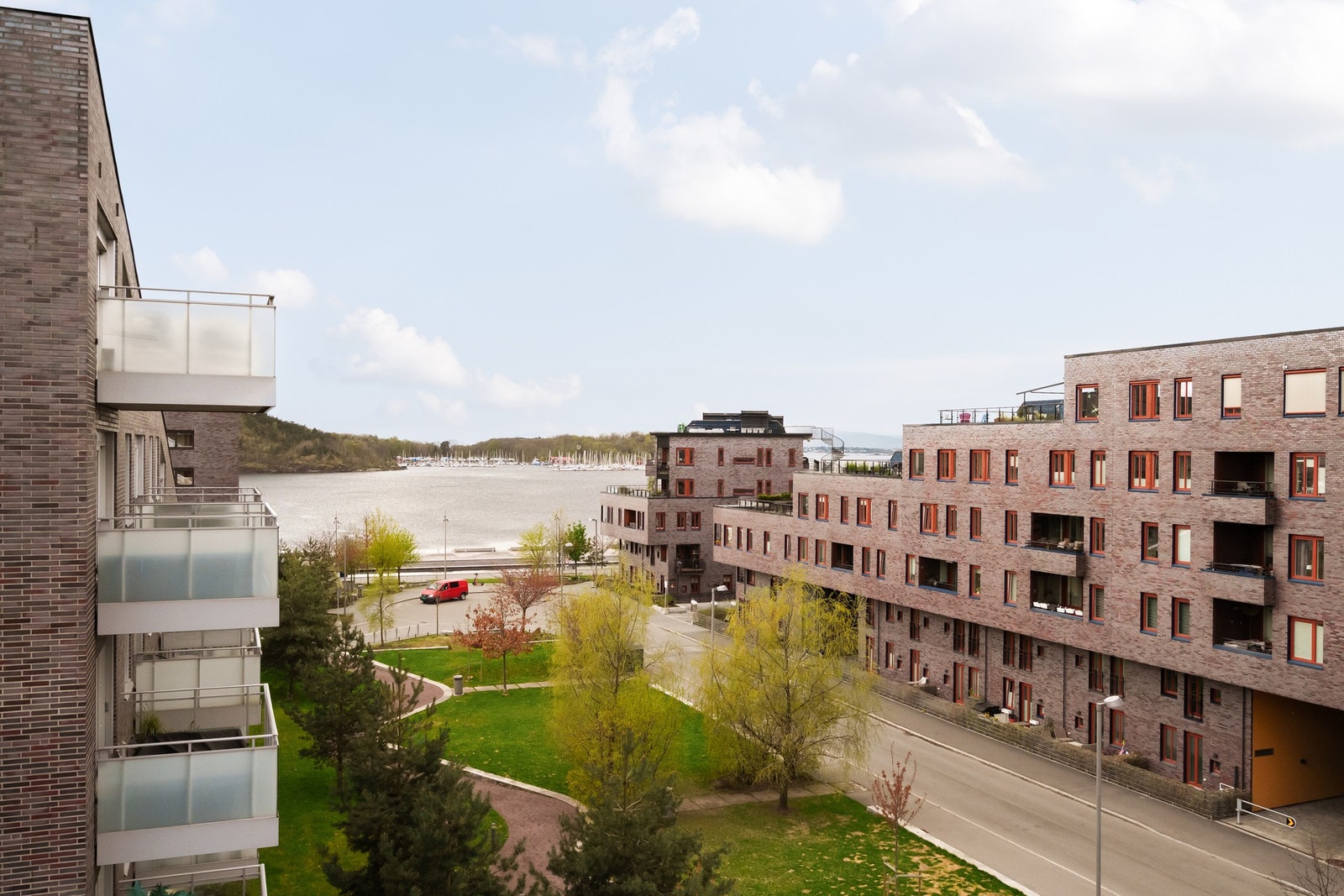 Flott utsikt fra takterrassen mot sjøen. Galleribilde