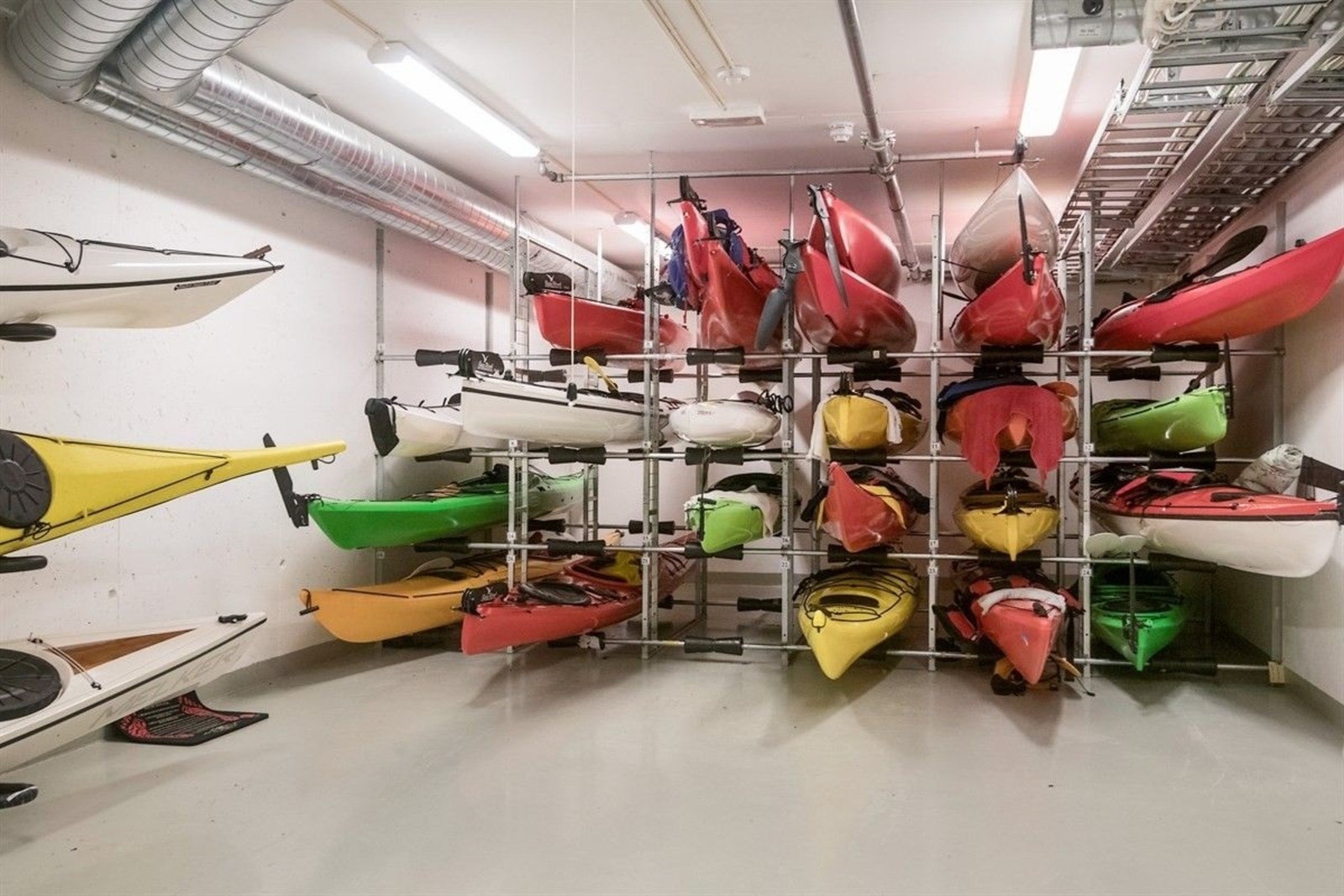 Felles sykkelrom og kajakkrom med utgang til privat brygge som sameiet disponerer. Galleribilde