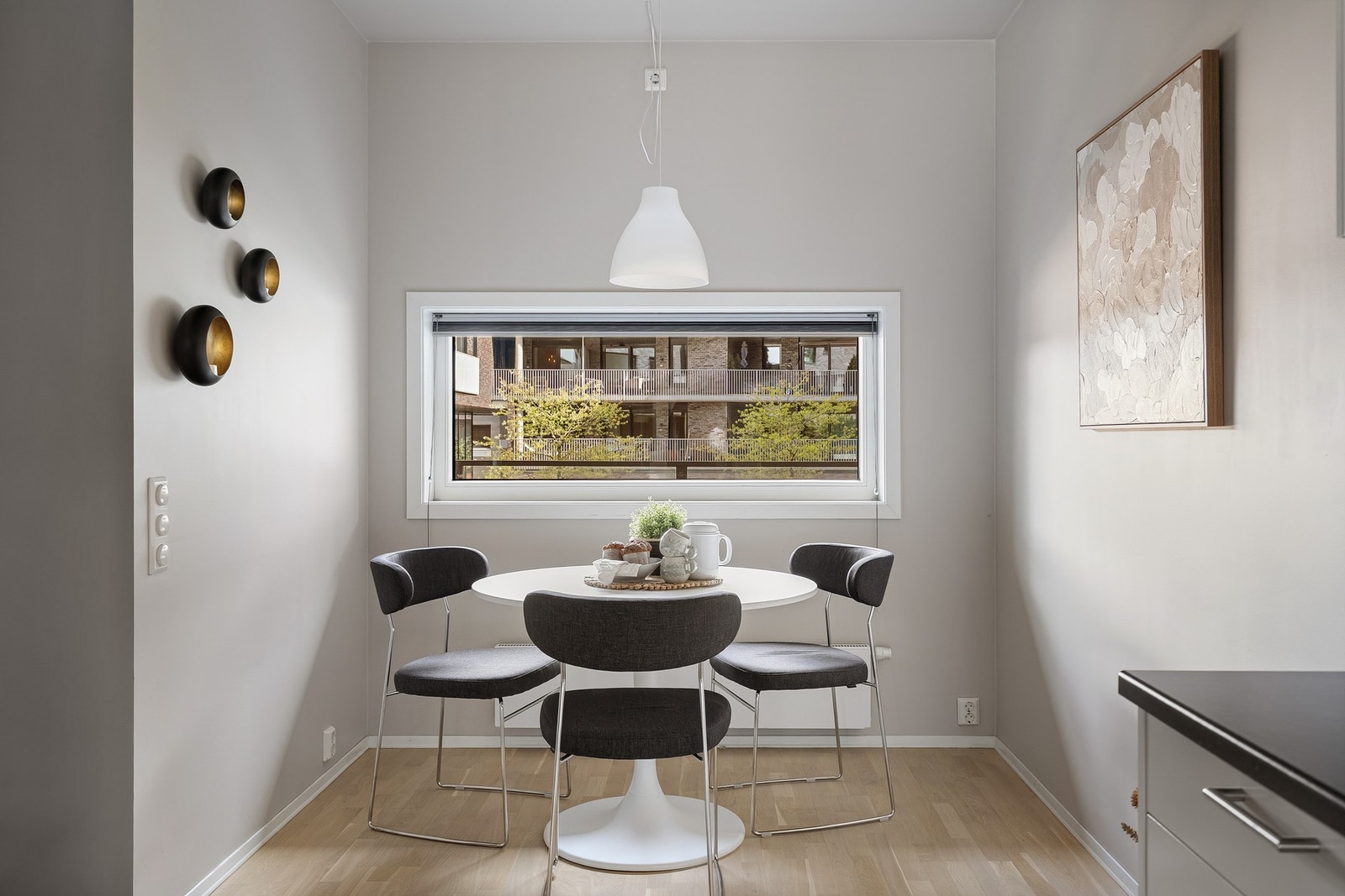 Godt plass til romslig spisebord. Galleribilde