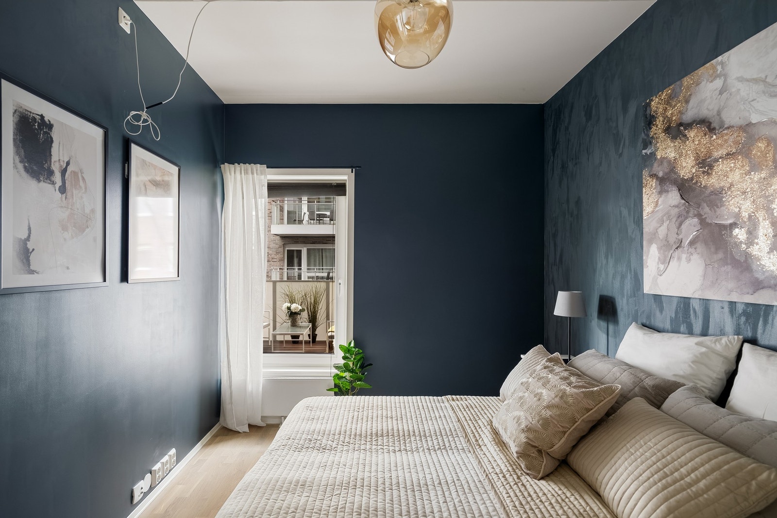 Hovedsoverommet er malt i en beroligende blåtone. Galleribilde