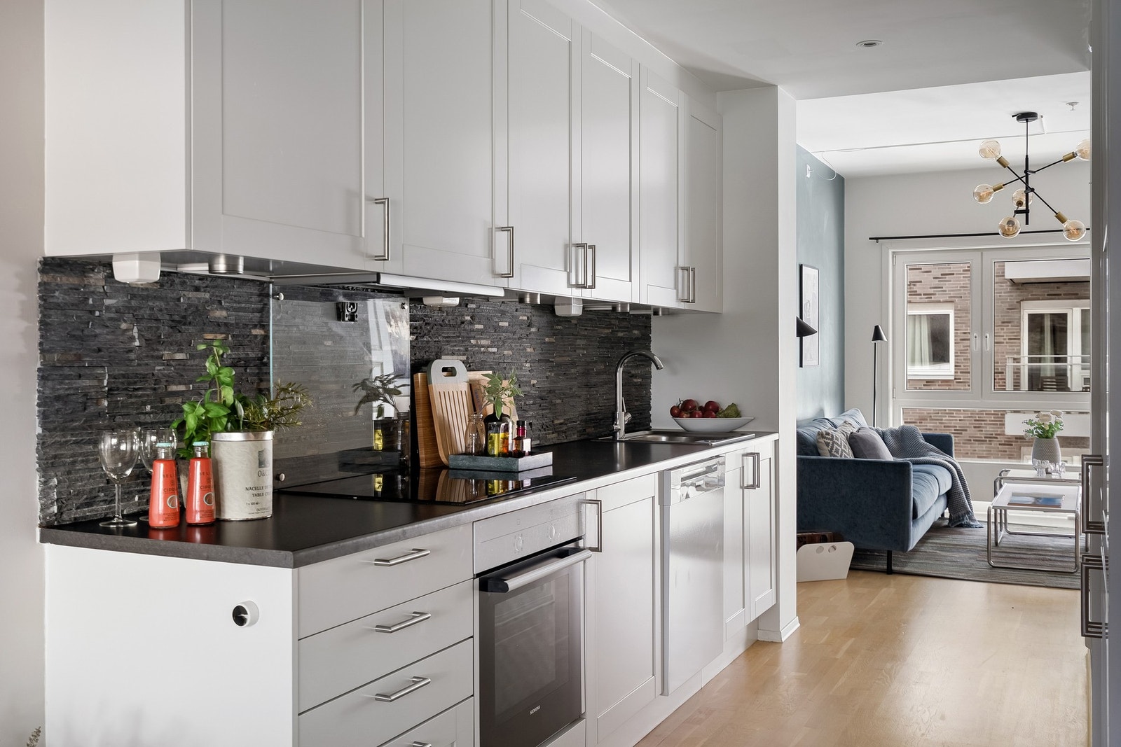 Integrerte hvitevarer medfølger: stekeovn, nedfelt induksjonstopp, oppvaskmaskin fra 2023, kjøl/frys. Galleribilde