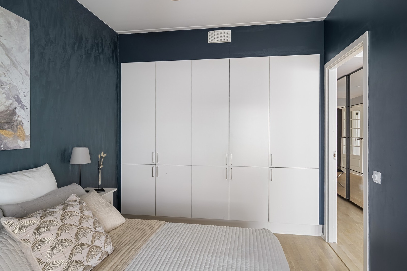 Garderobeskap medfølger. Galleribilde