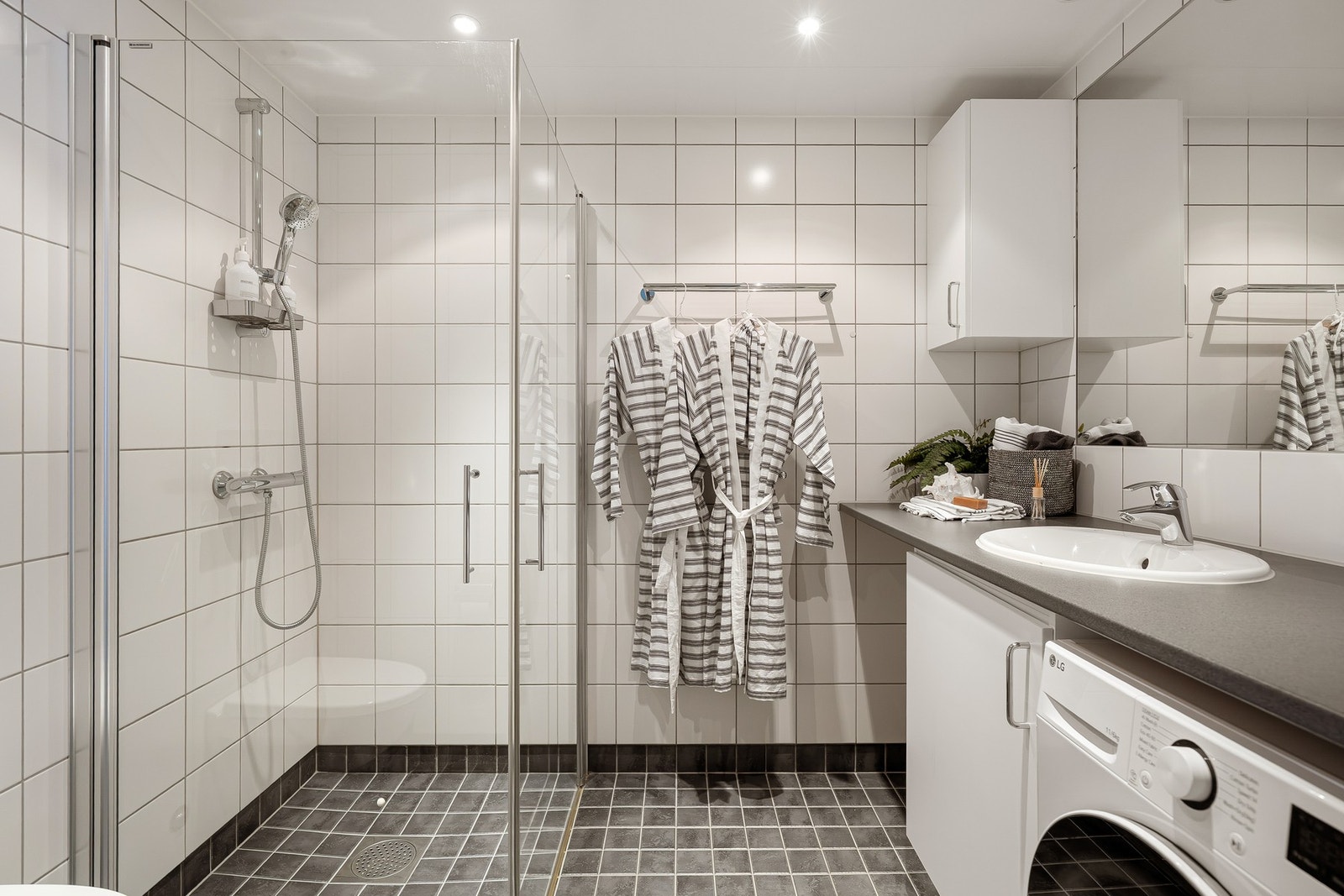 Pent flislagt bad fra byggeår, bygget iht TEK-10. Galleribilde