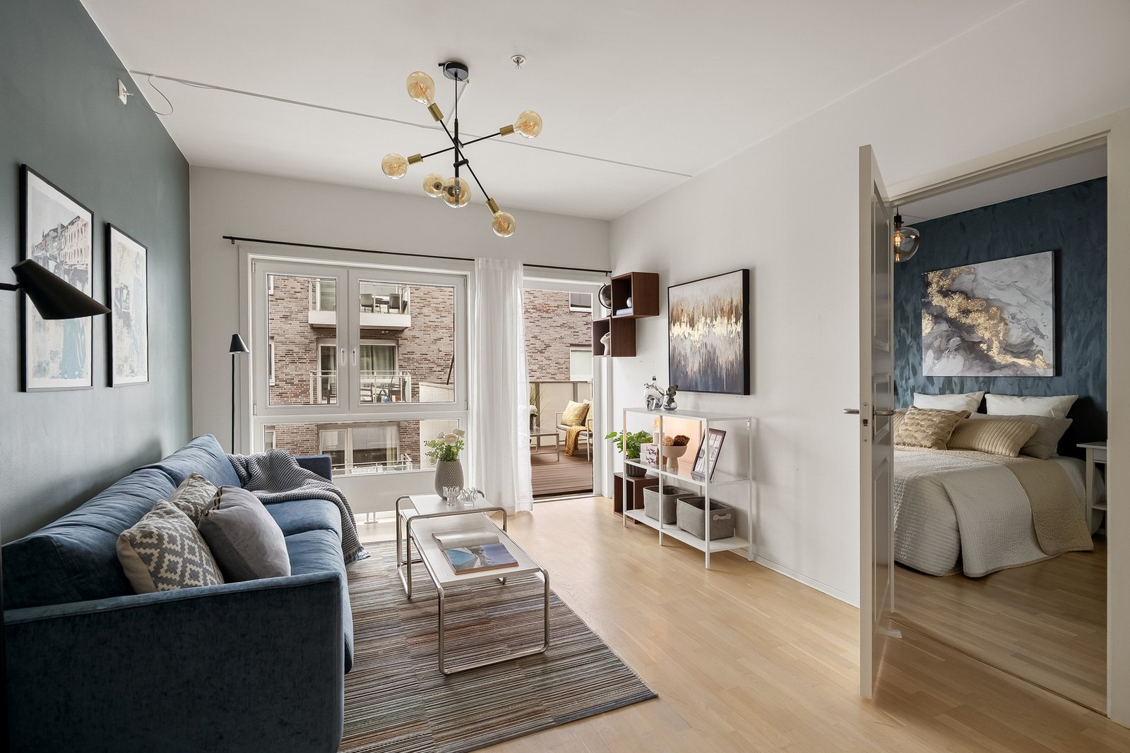 Stuen har god plass til sofagruppe med stuebord og tilhørende mediemøblement. Galleribilde