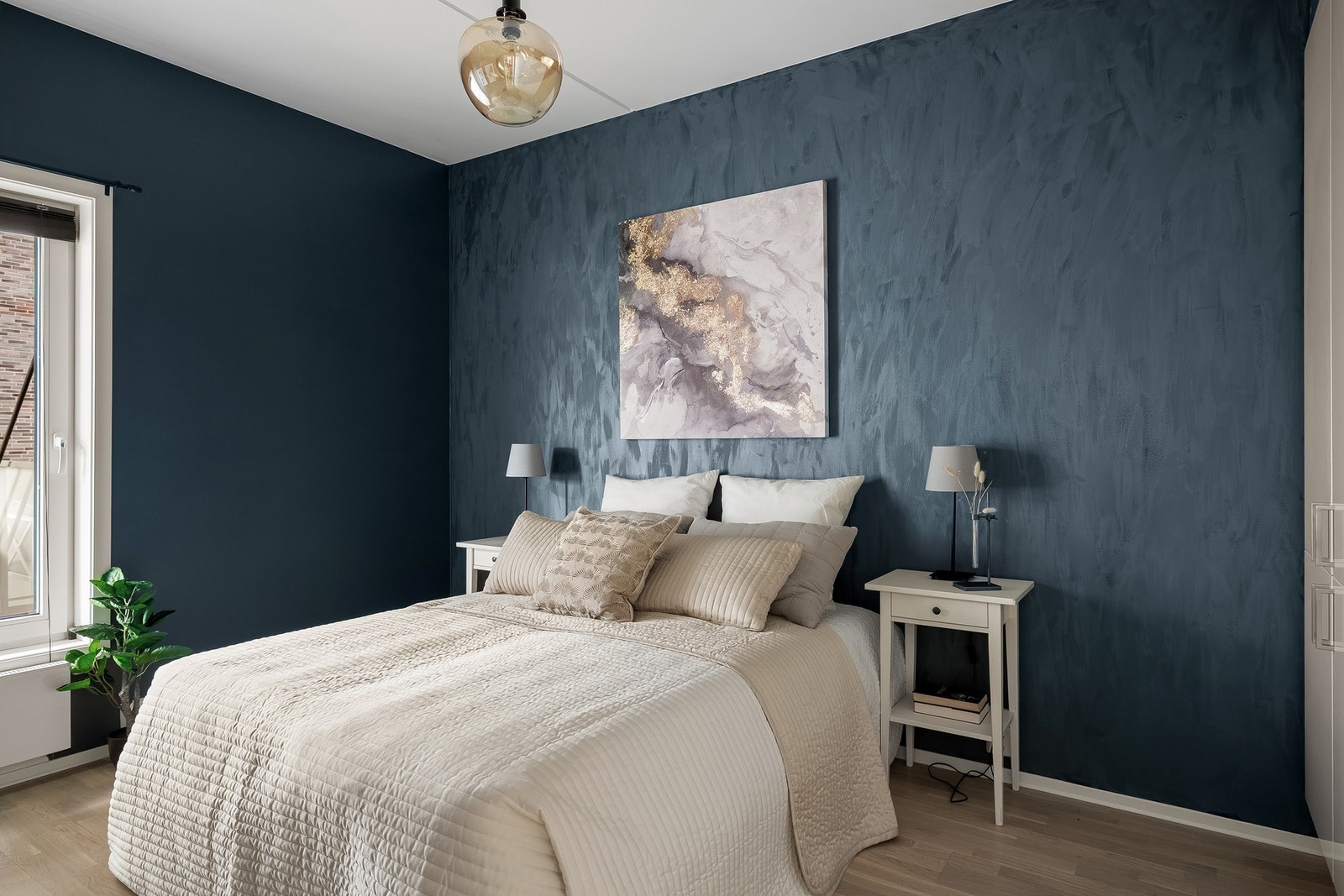 Hovedsoverom med god plass til stor dobbeltseng, nattbord og garderobeløsning. Galleribilde